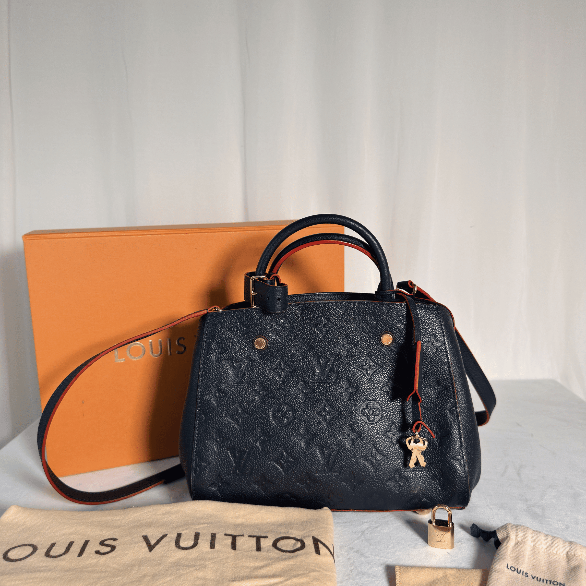 LOUIS VUITTON - SAC À MAIN MONTAIGNE BB - CUIR EMPREINTE MARINE - La Belle Boutique