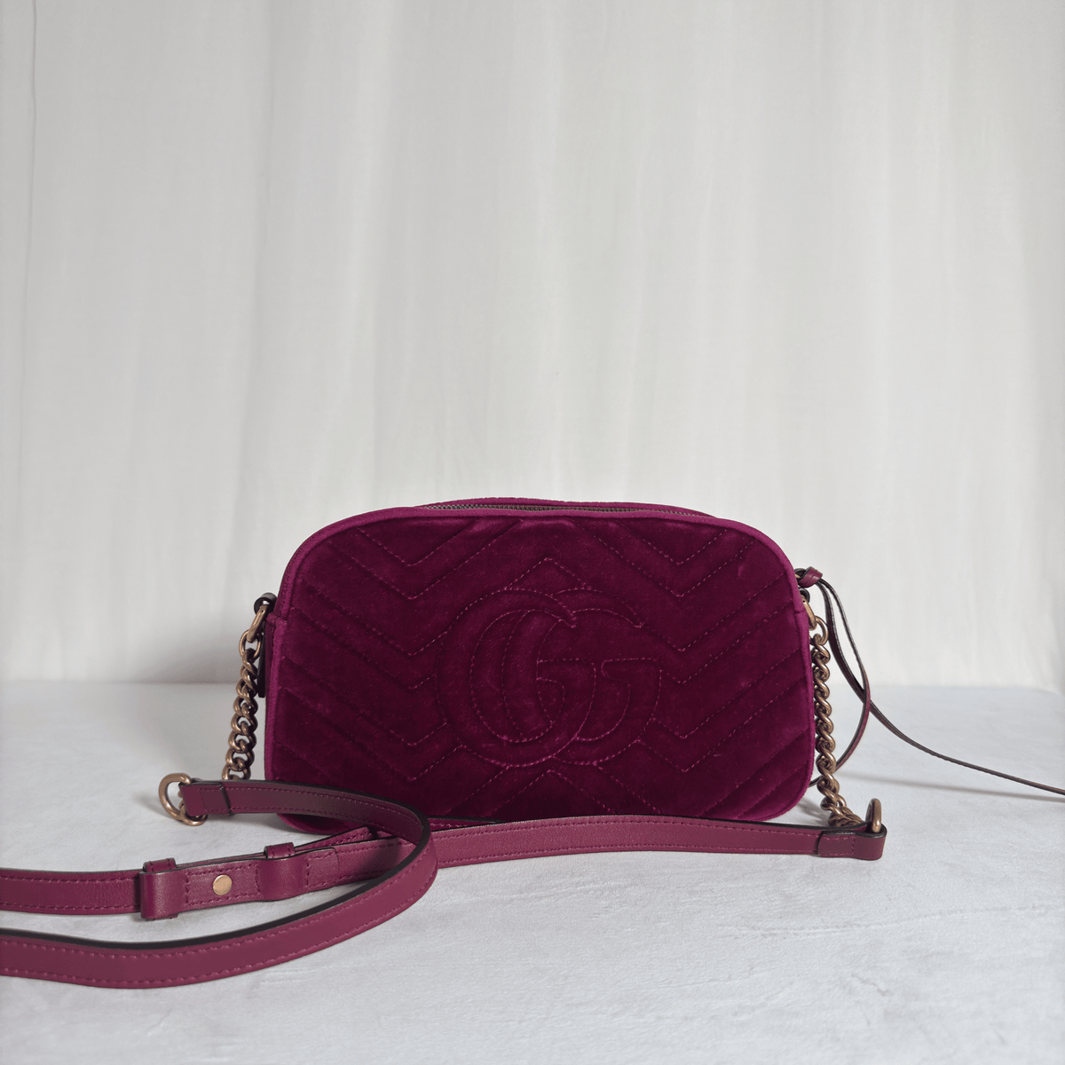 GUCCI - GG MARMONT CAMERA SMALL - VELOURS MATELASSÉ FUCHSIA - La Belle Boutique