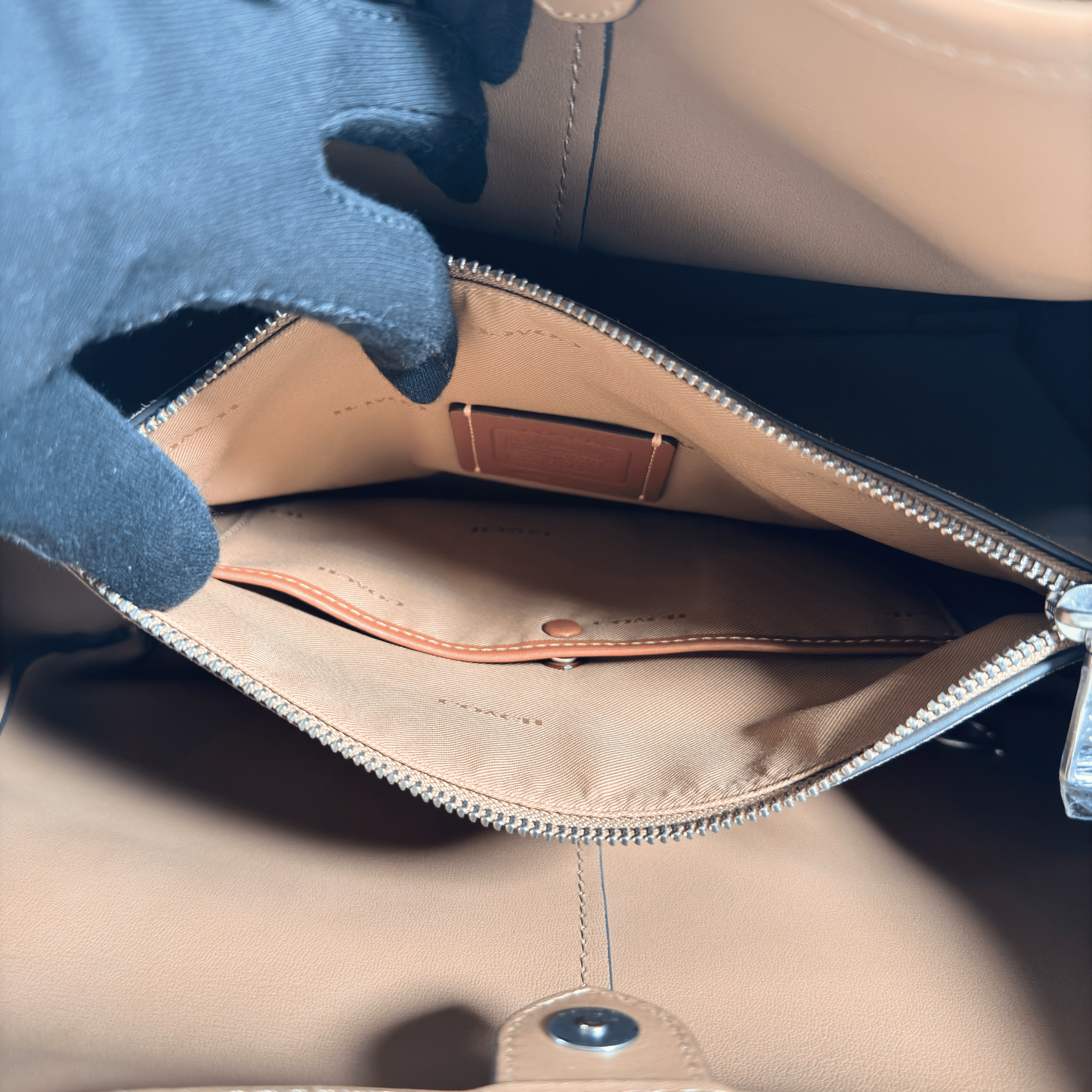 SAC EPAULE COACH LANA - DAIM SABLE - La Belle Boutique