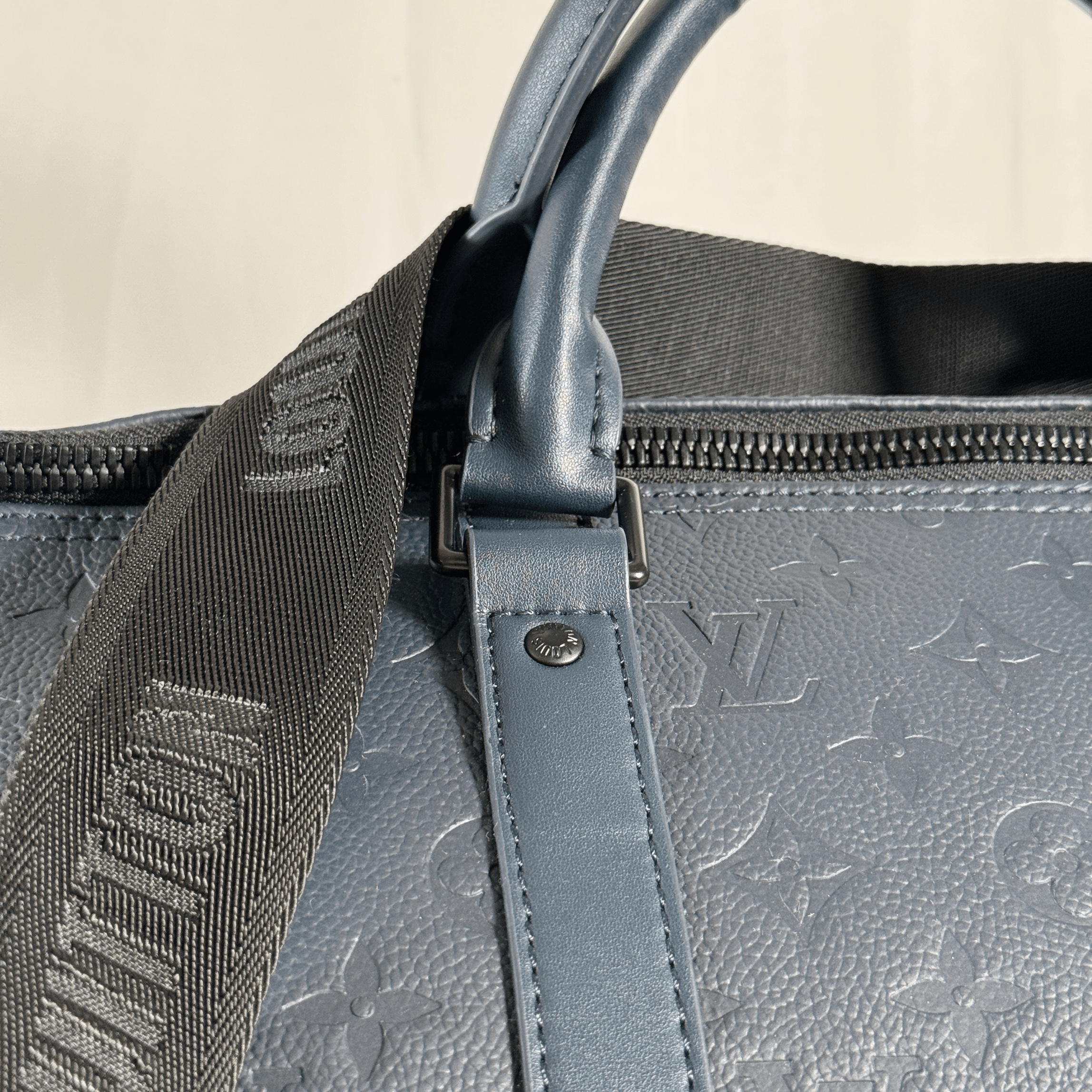SAC DE VOYAGE LOUIS VUITTON KEEPALL BANDOULIERE 50 - CUIR MONOGRAM SHADOW M14840 - La Belle Boutique