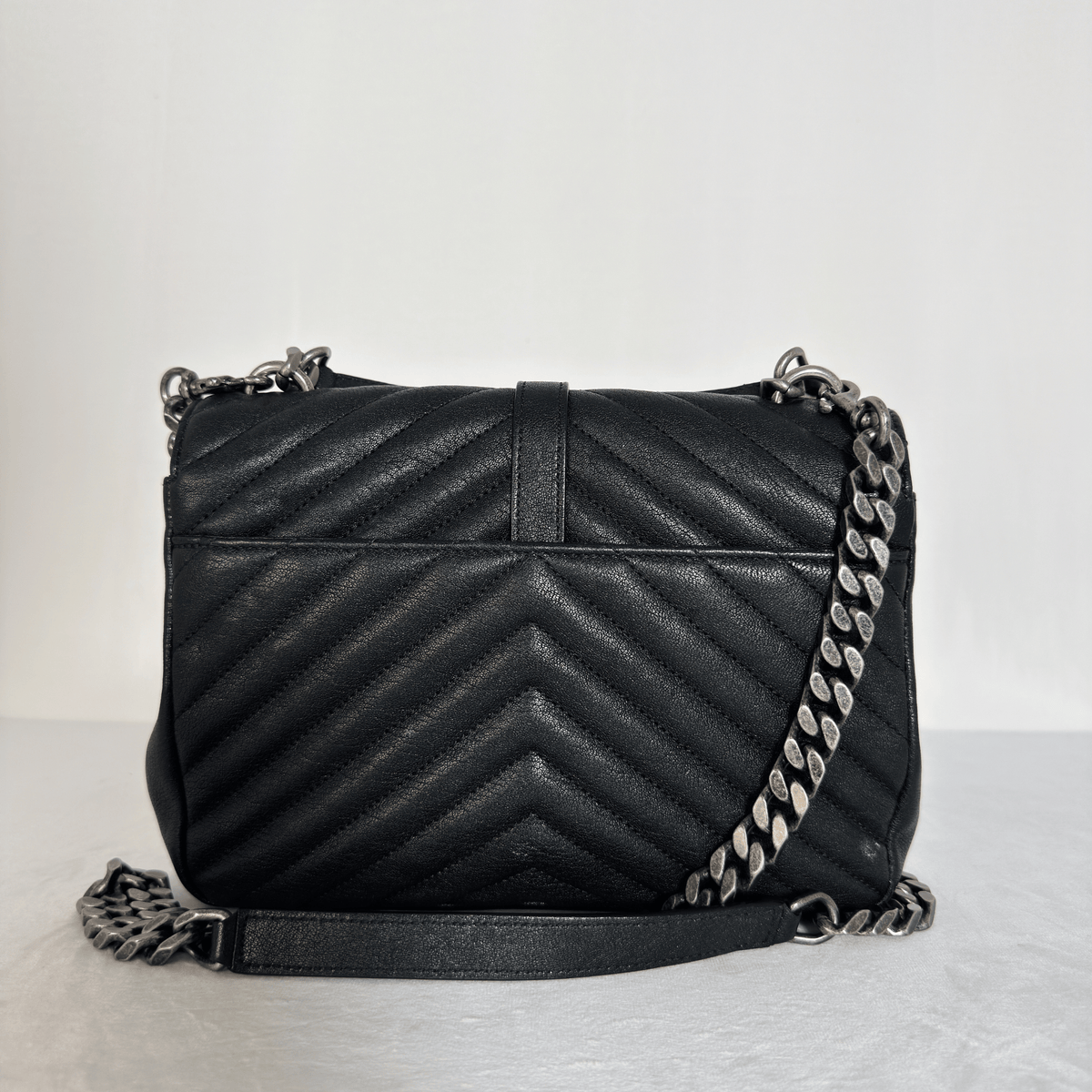 SAINT LAURENT - SAC COLLEGE MEDIUM - CUIR MATELASSE NOIR EFFET VIEILLI - QUINCAILLERIE ARGENT VIEILLI