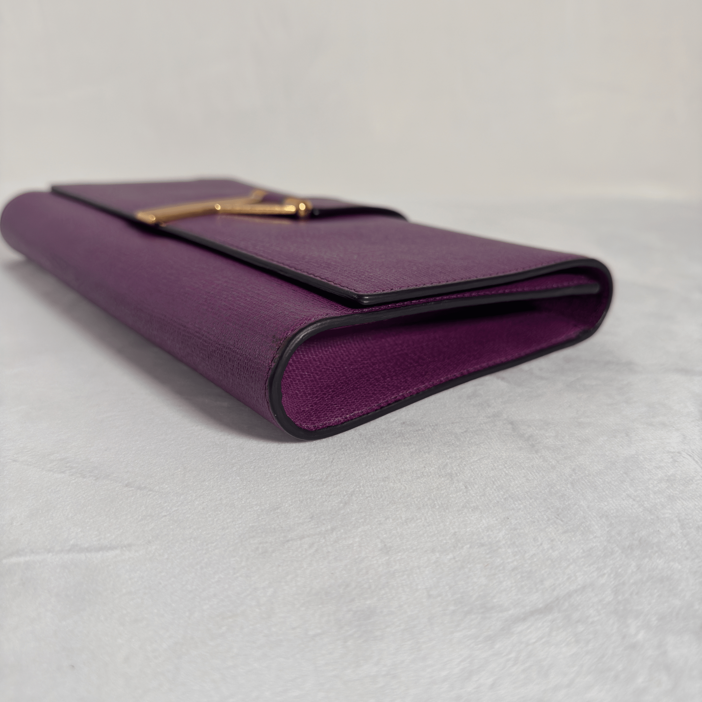 POCHETTE CLUTCH YVES SAINT LAURENT CHYC LIGNE Y - CUIR TEXTURE VIOLET - La Belle Boutique