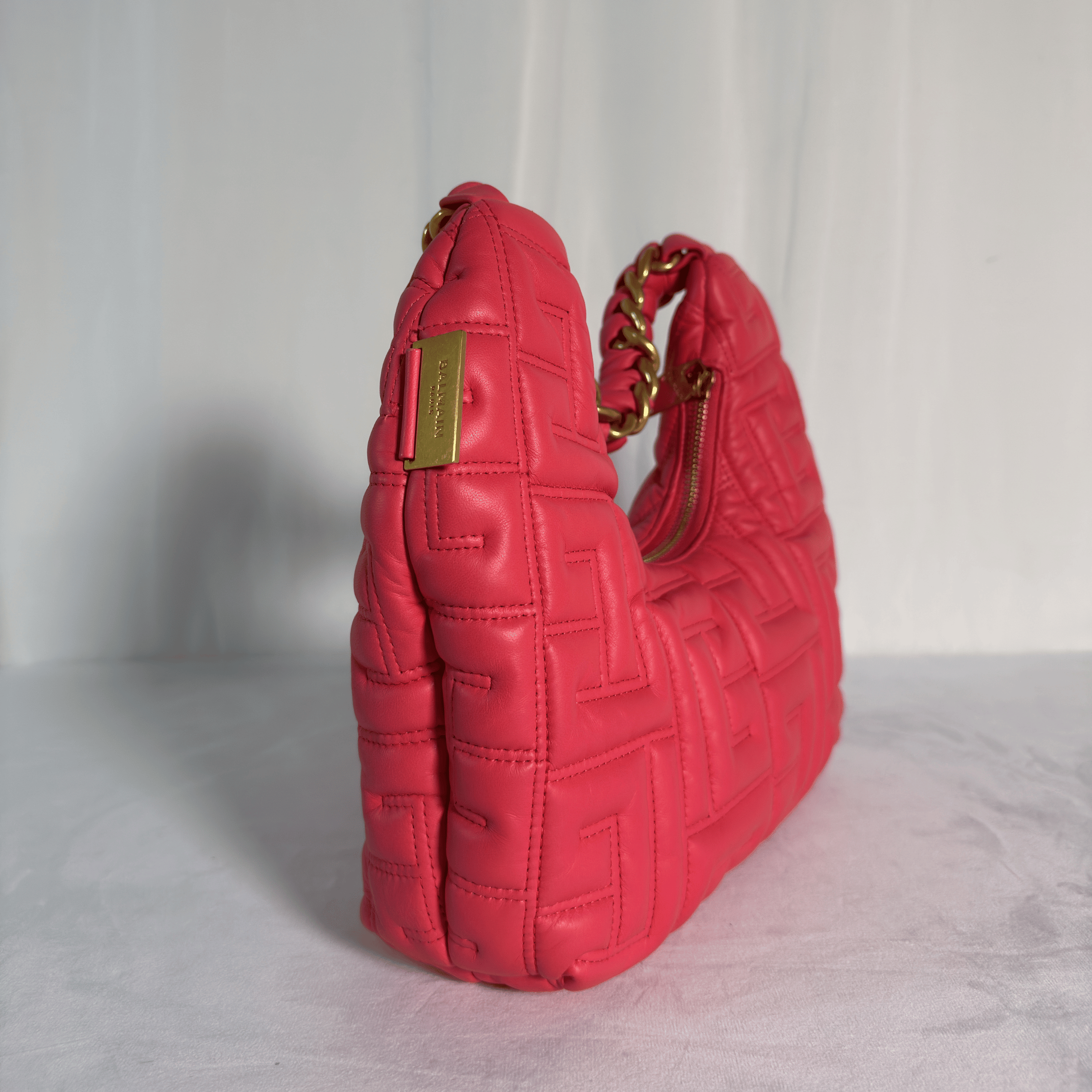 BALMAIN - SAC EPAULE PILLOW - CUIR MATELASSE MONOGRAMME ROSE FUCHSIA