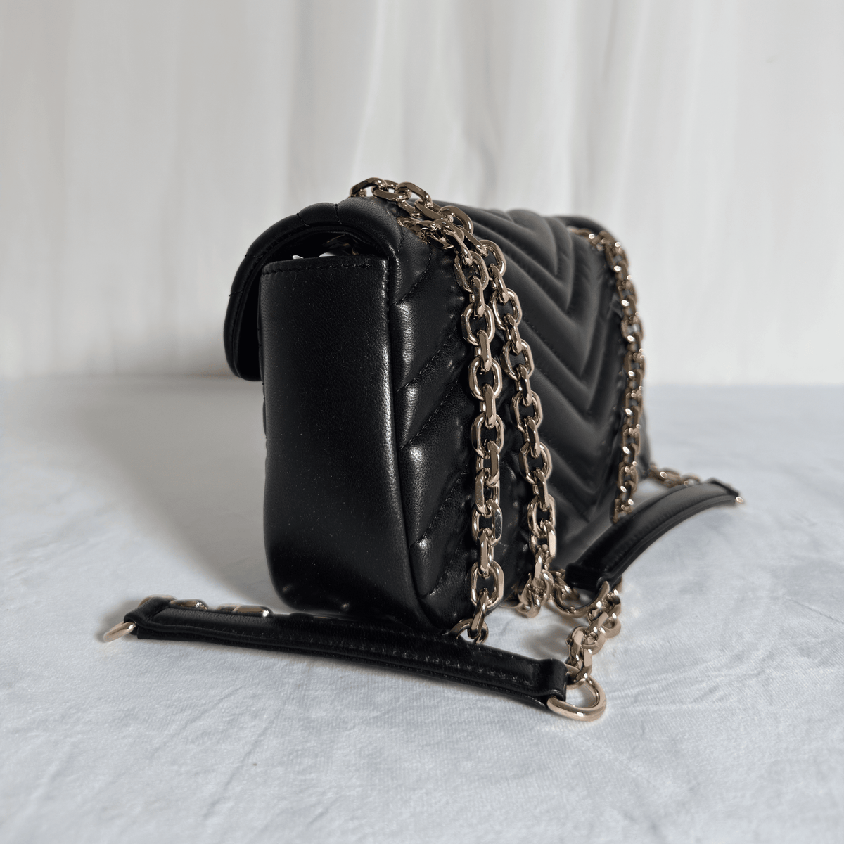 GUCCI - SAC GG MARMONT SMALL - CUIR MATELASSE CHEVRON NOIR - QUINCAILLERIE DOREE - La Belle Boutique
