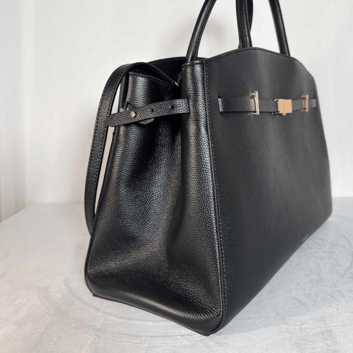 DEMELLIER - HUDSON - CUIR GRAINE NOIR - BANDOULIERE AMOVIBLE