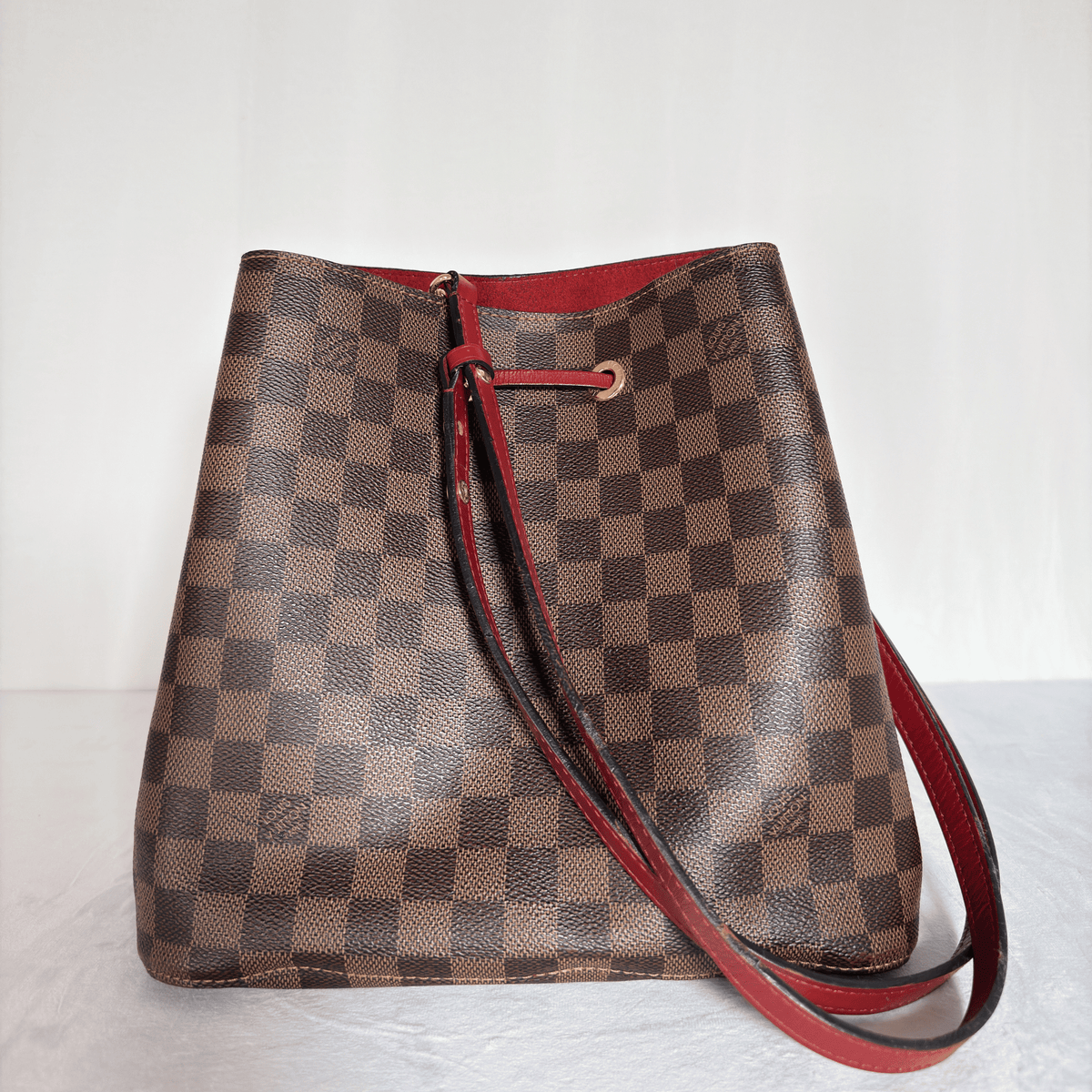 LOUIS VUITTON - NEO NOE MM - TOILE DAMIER EBENE - GARNITURE ROUGE - La Belle Boutique
