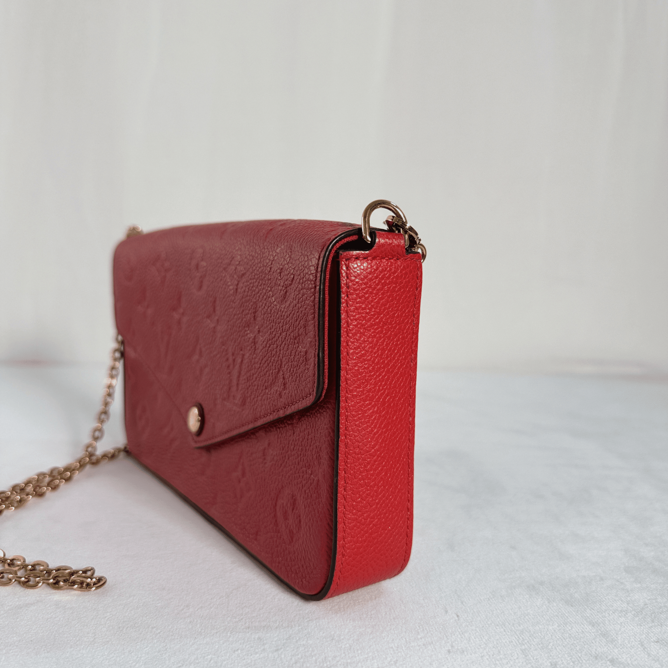 POCHETTE LOUIS VUITTON FELICIE – CUIR EMPREINTE ROUGE - La Belle Boutique