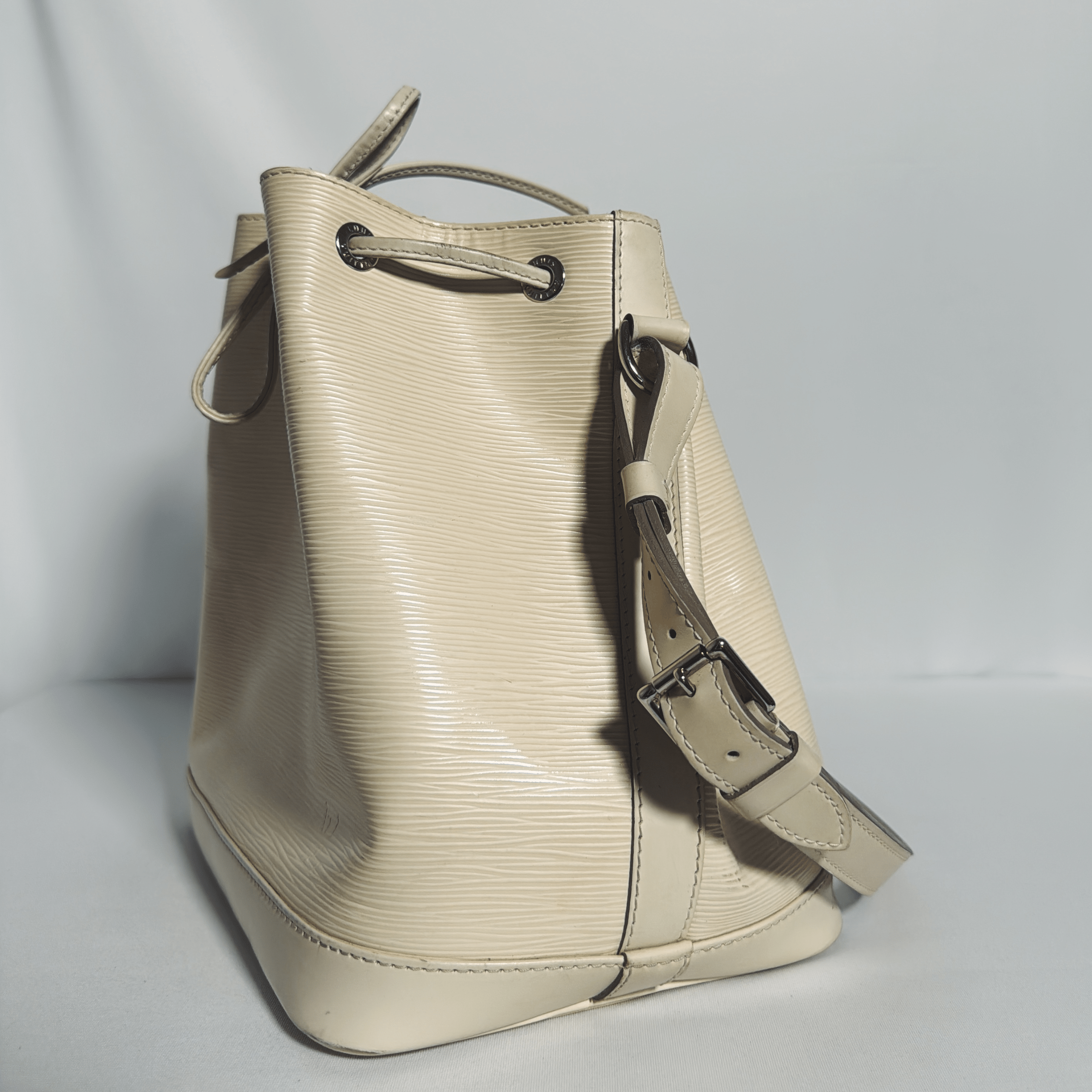 Louis Vuitton Noé GM en cuir Épi beige vanille vintage - La Belle Boutique