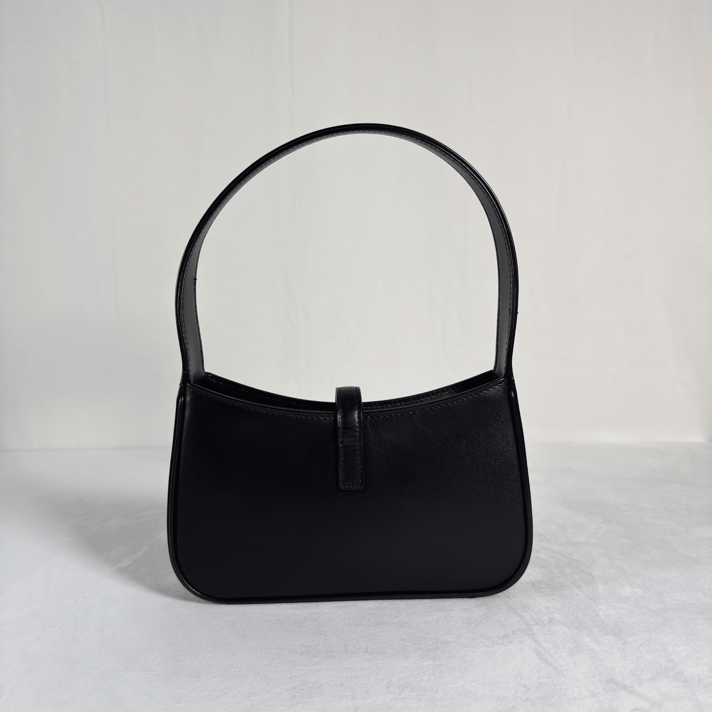 SAC A MAIN SAINT LAURENT LE 5 A 7 MINI - CUIR LISSE NOIR, CASSANDRE DOREE - La Belle Boutique