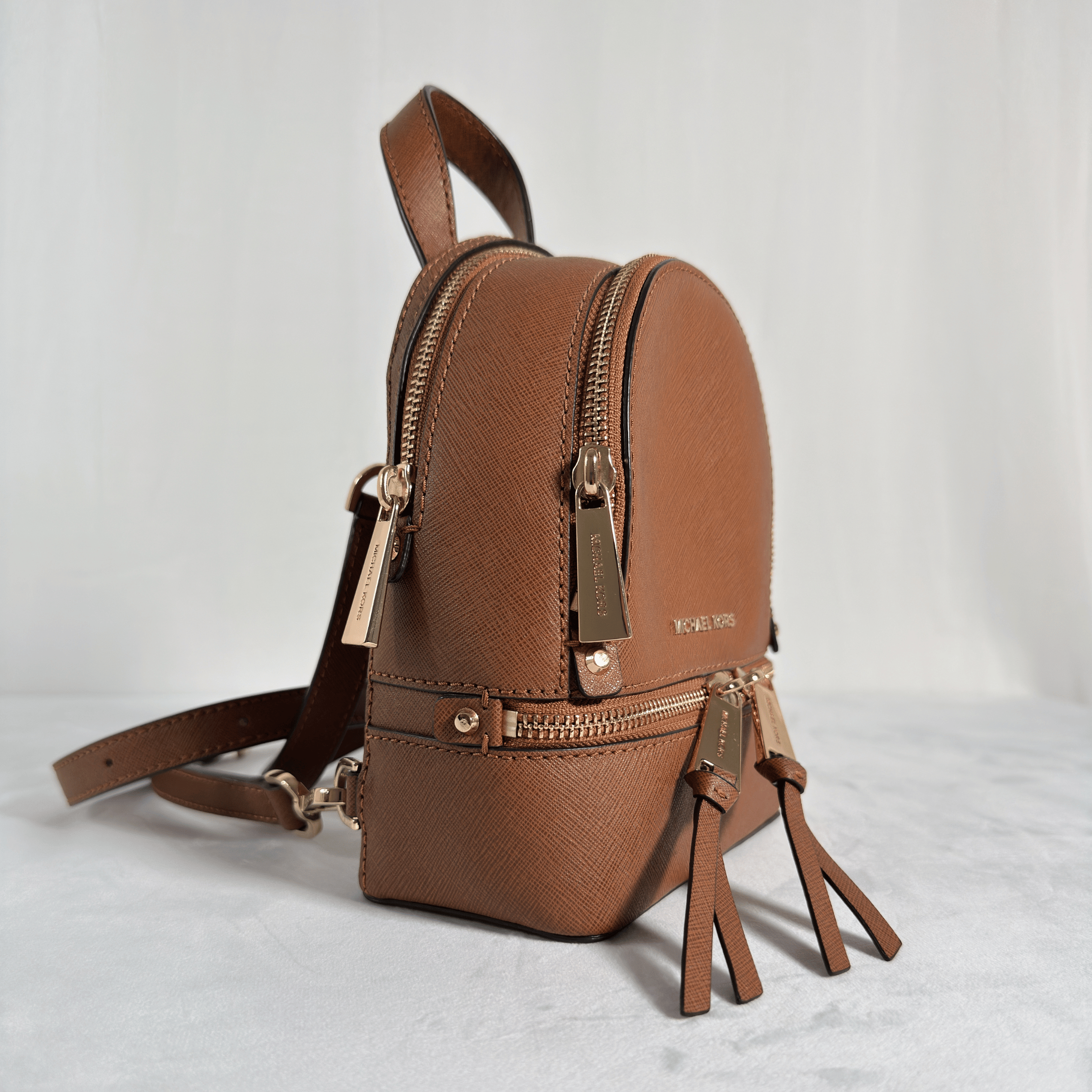 MICHAEL KORS - RHEA XTRA SMALL BACKPACK CONVERTIBLE - CUIR SAFFIANO CAMEL