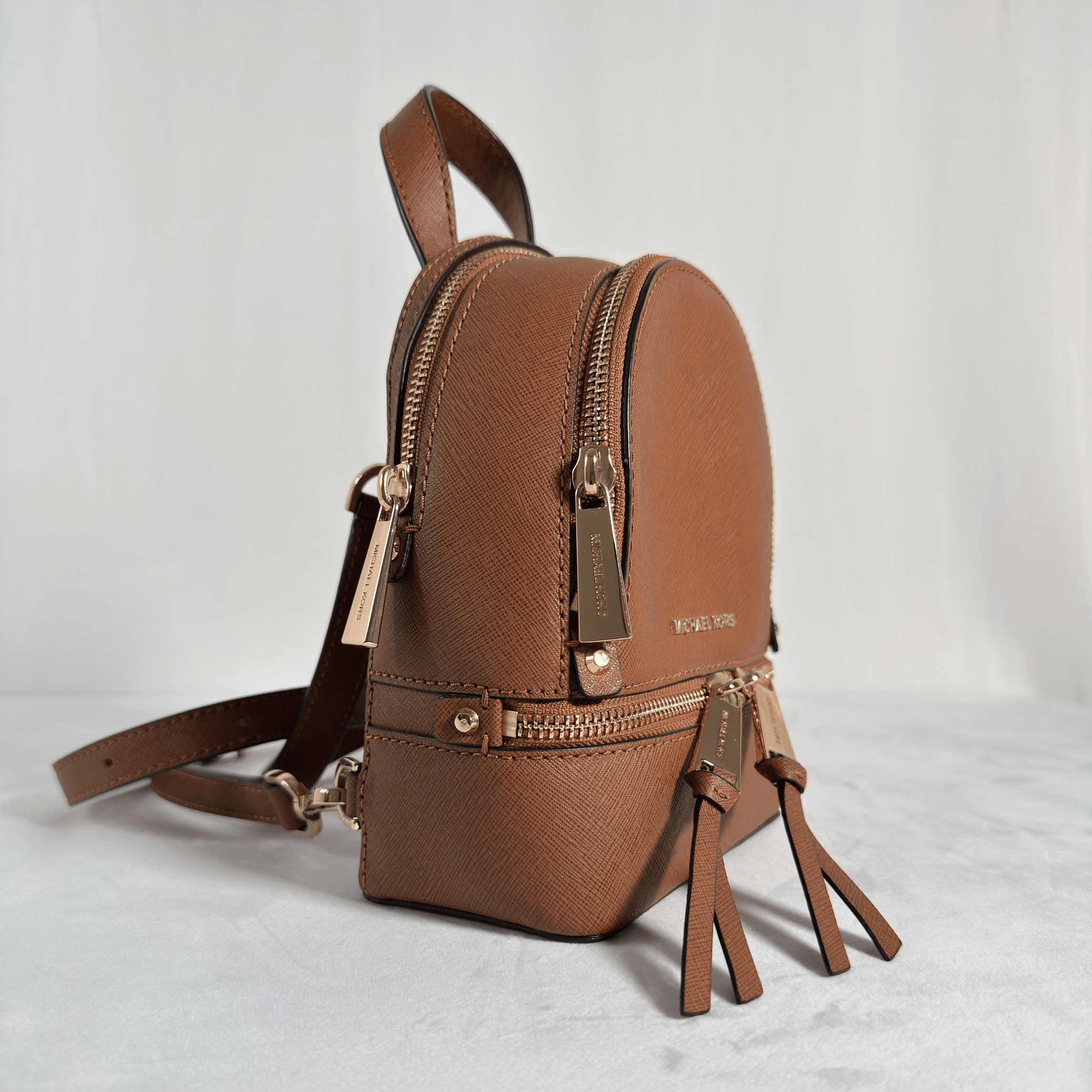MICHAEL KORS - RHEA XTRA SMALL BACKPACK CONVERTIBLE - CUIR SAFFIANO CAMEL - La Belle Boutique