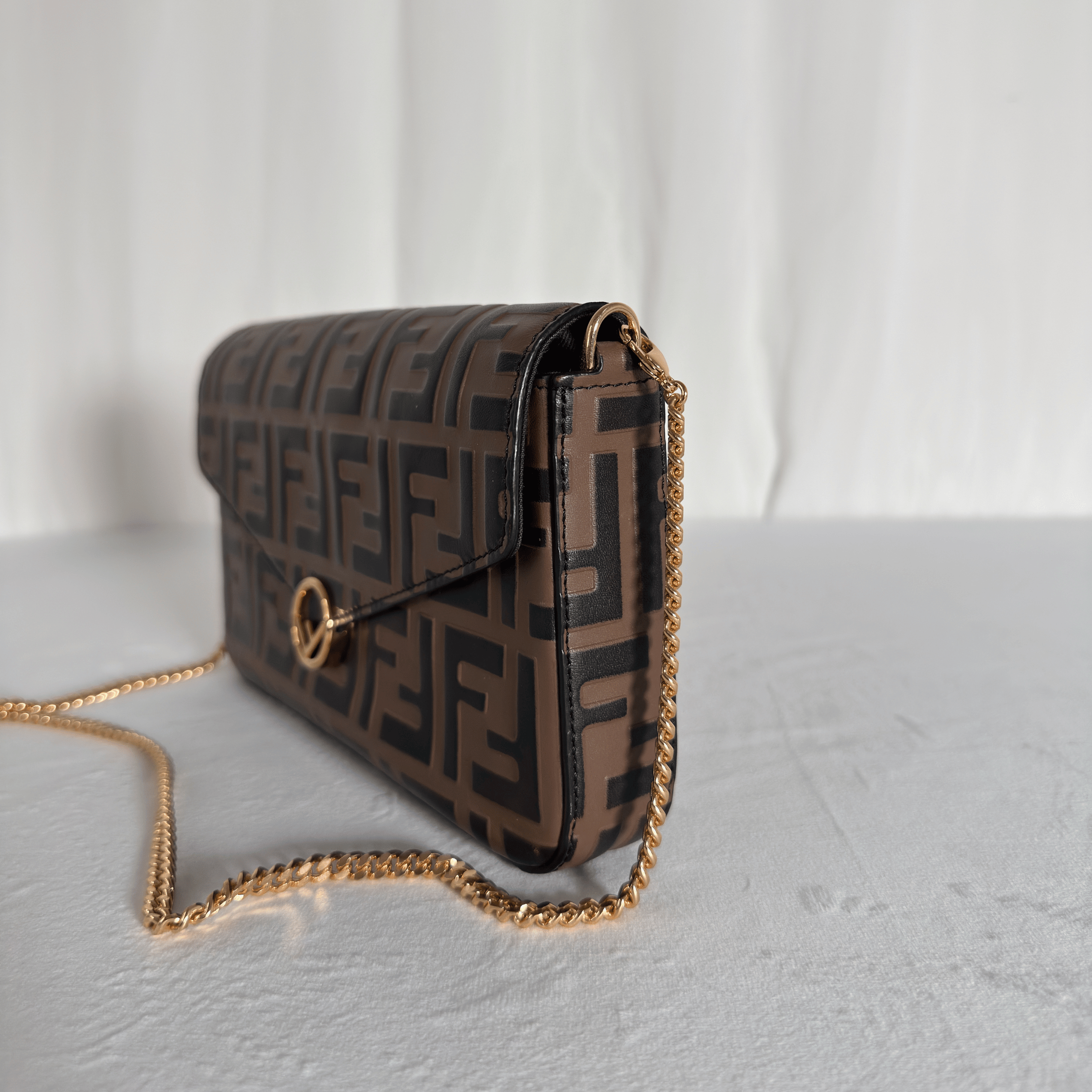 POCHETTE WALLET ON CHAIN FENDI - CUIR NAPPA EMBOSSÉ FF NOIR/TABAC