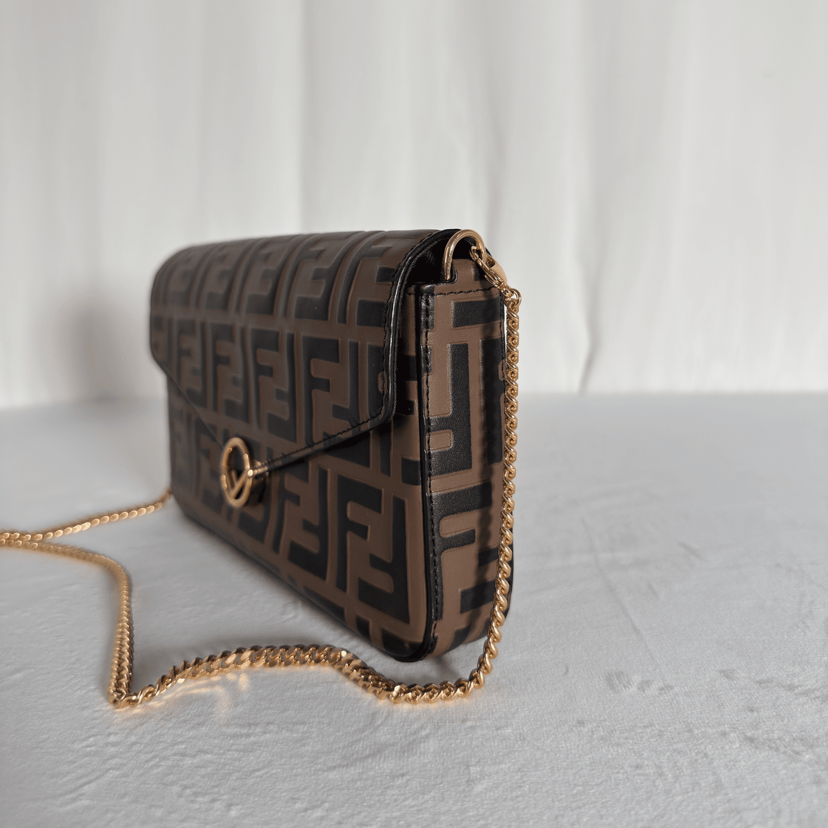FENDI - POCHETTE WALLET ON CHAIN CUIR NAPPA EMBOSSÉ FF NOIR/TABAC - La Belle Boutique