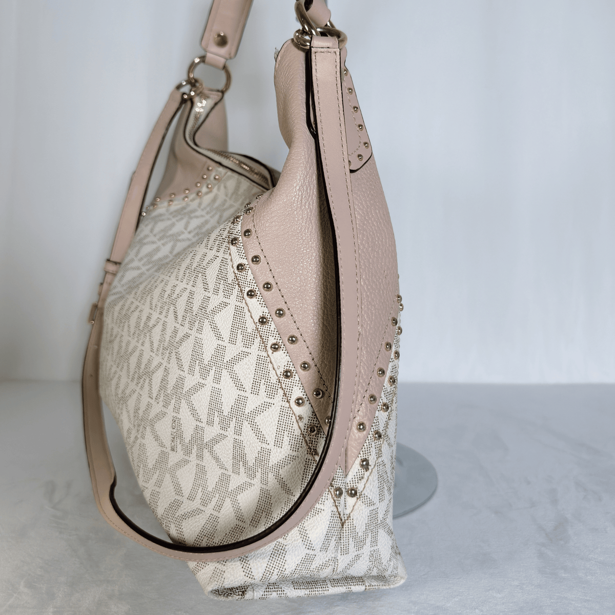 MICHAEL KORS - ARIA - TOILE MONOGRAMME VANILLE ET CUIR ROSE POUDRE - CLOUTE