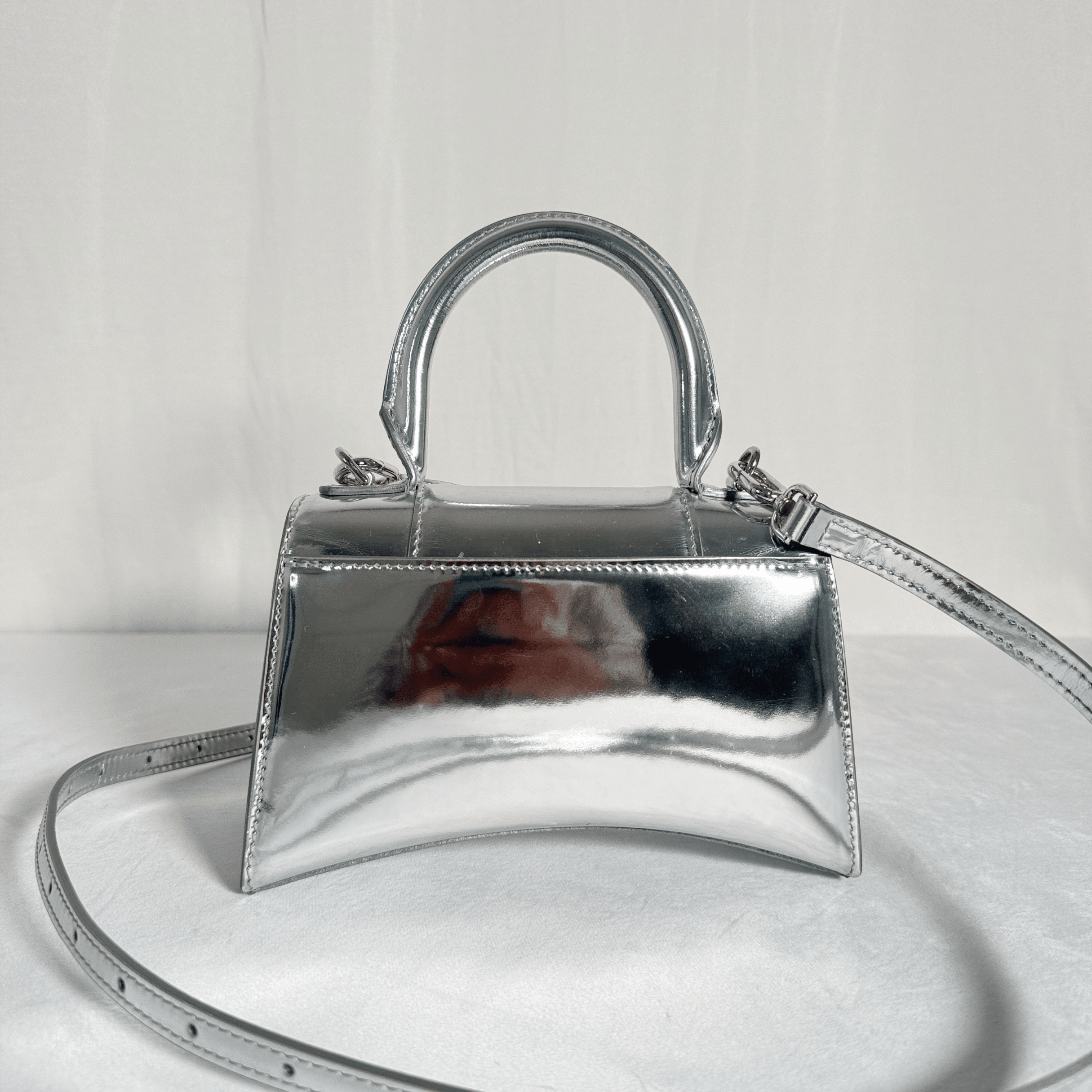 SAC BALENCIAGA HOURGLASS XS EN CUIR DE VEAU EFFET MIROIR ARGENTÉ - La Belle Boutique