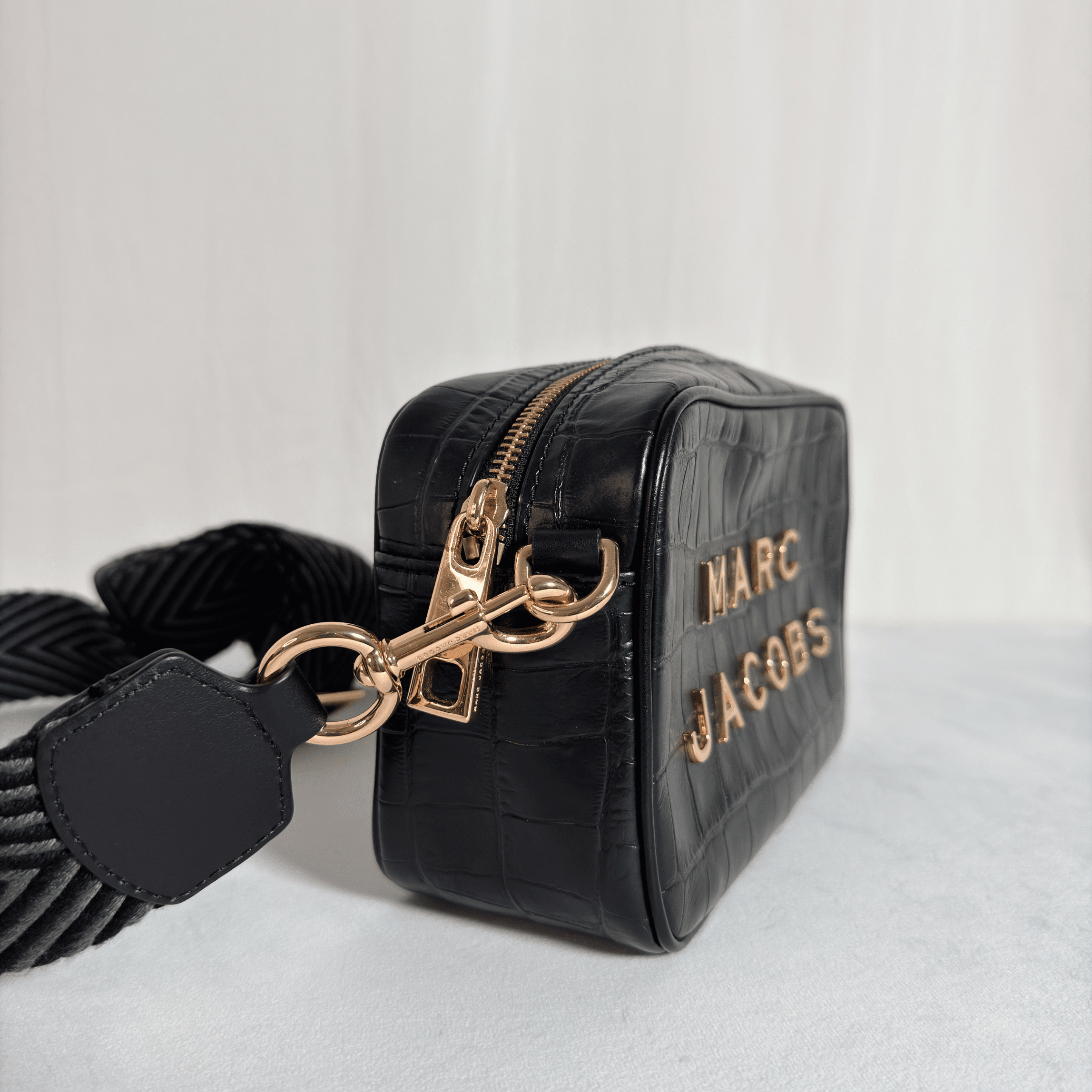 SAC BANDOULIERE MARC JACOBS THE FLASH - CUIR EMBOSSE CROCO NOIR/DORE - La Belle Boutique