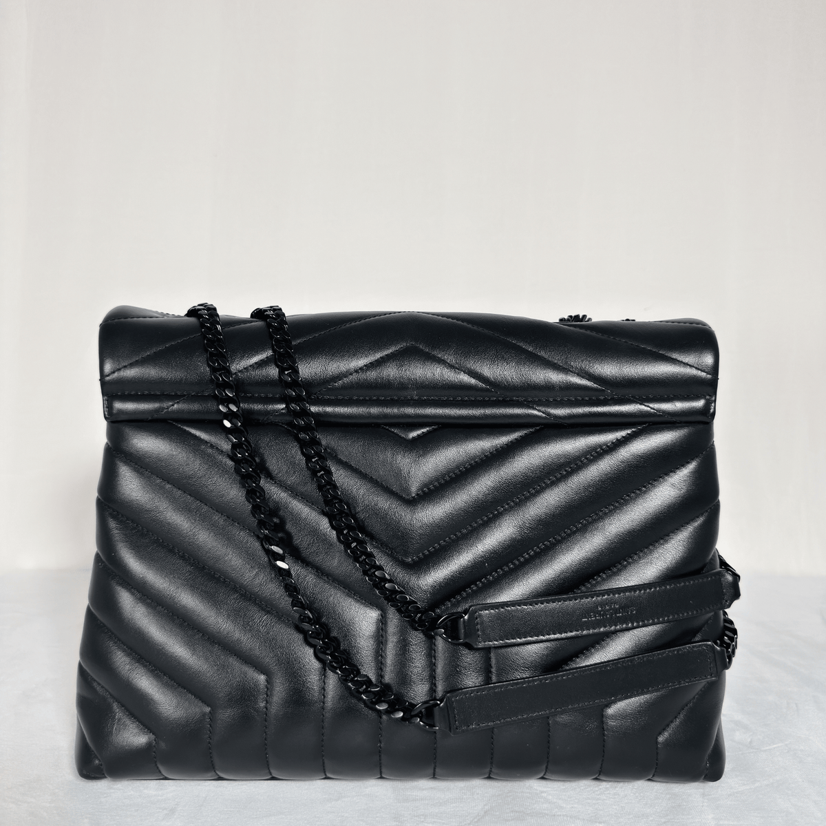 SAINT LAURENT - SAC LOULOU MOYEN - CUIR D'AGNEAU MATELASSÉ NOIR - BIJOUTERIE NOIRE - La Belle Boutique