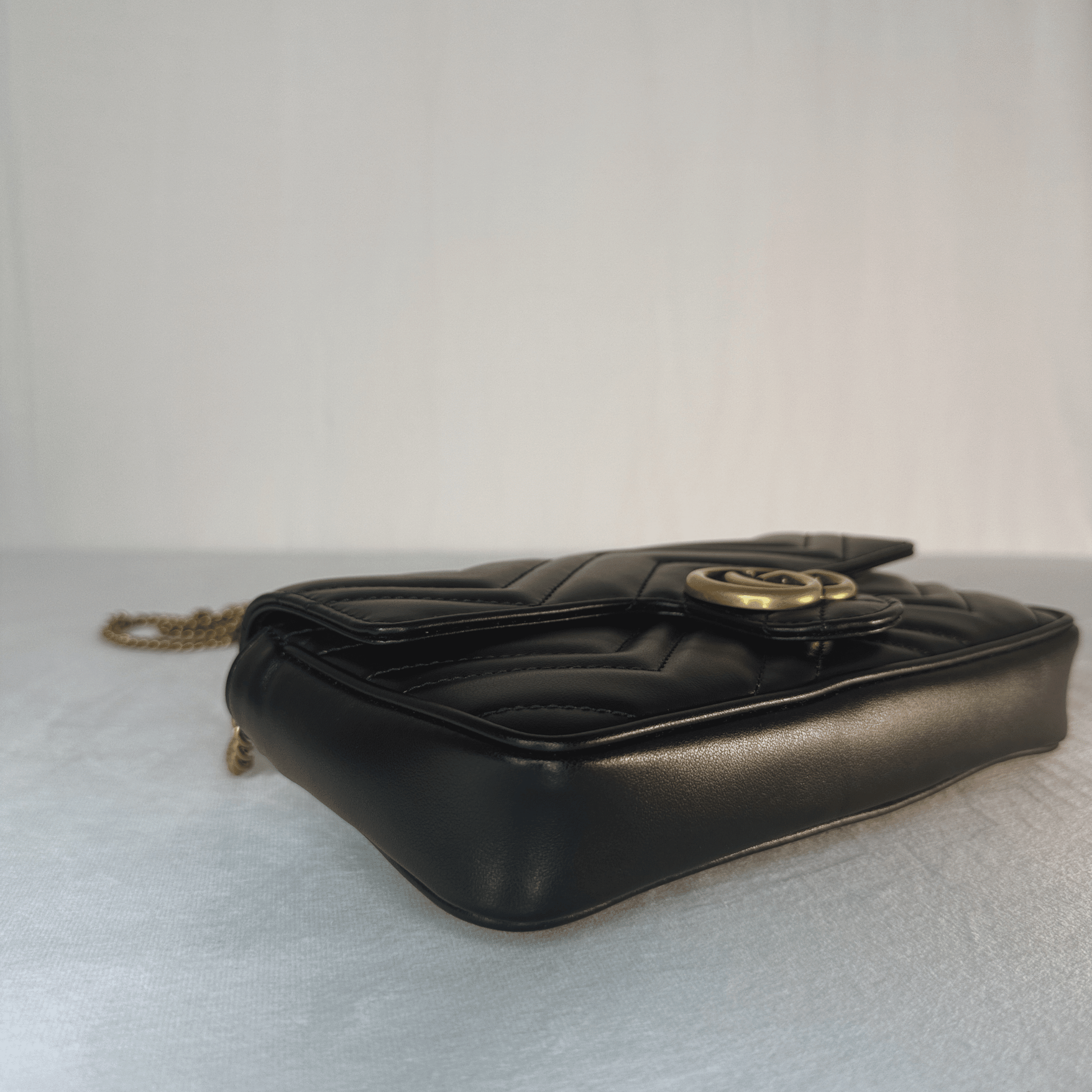 SAC GUCCI GG MARMONT MINI EN CUIR MATELASSÉ NOIR - La Belle Boutique