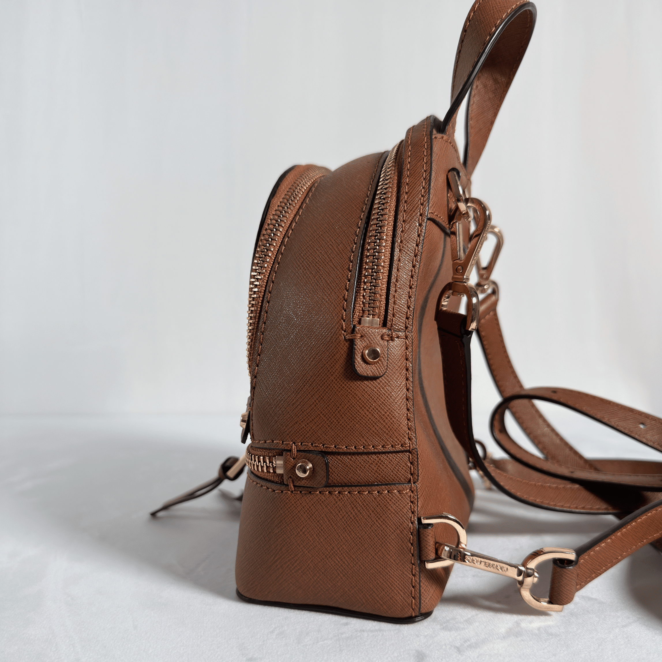 MICHAEL KORS - RHEA XTRA SMALL BACKPACK CONVERTIBLE - CUIR SAFFIANO CAMEL - La Belle Boutique