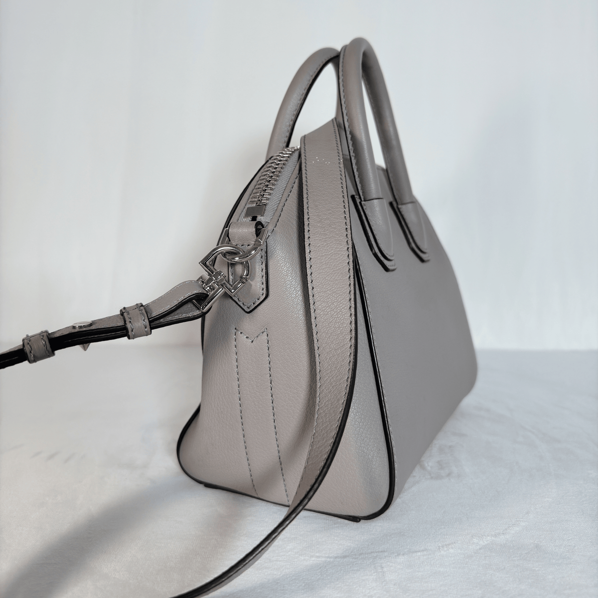 GIVENCHY - ANTIGONA MINI - CUIR GRAINE GRIS PERLE - BANDOULIERE AMOVIBLE