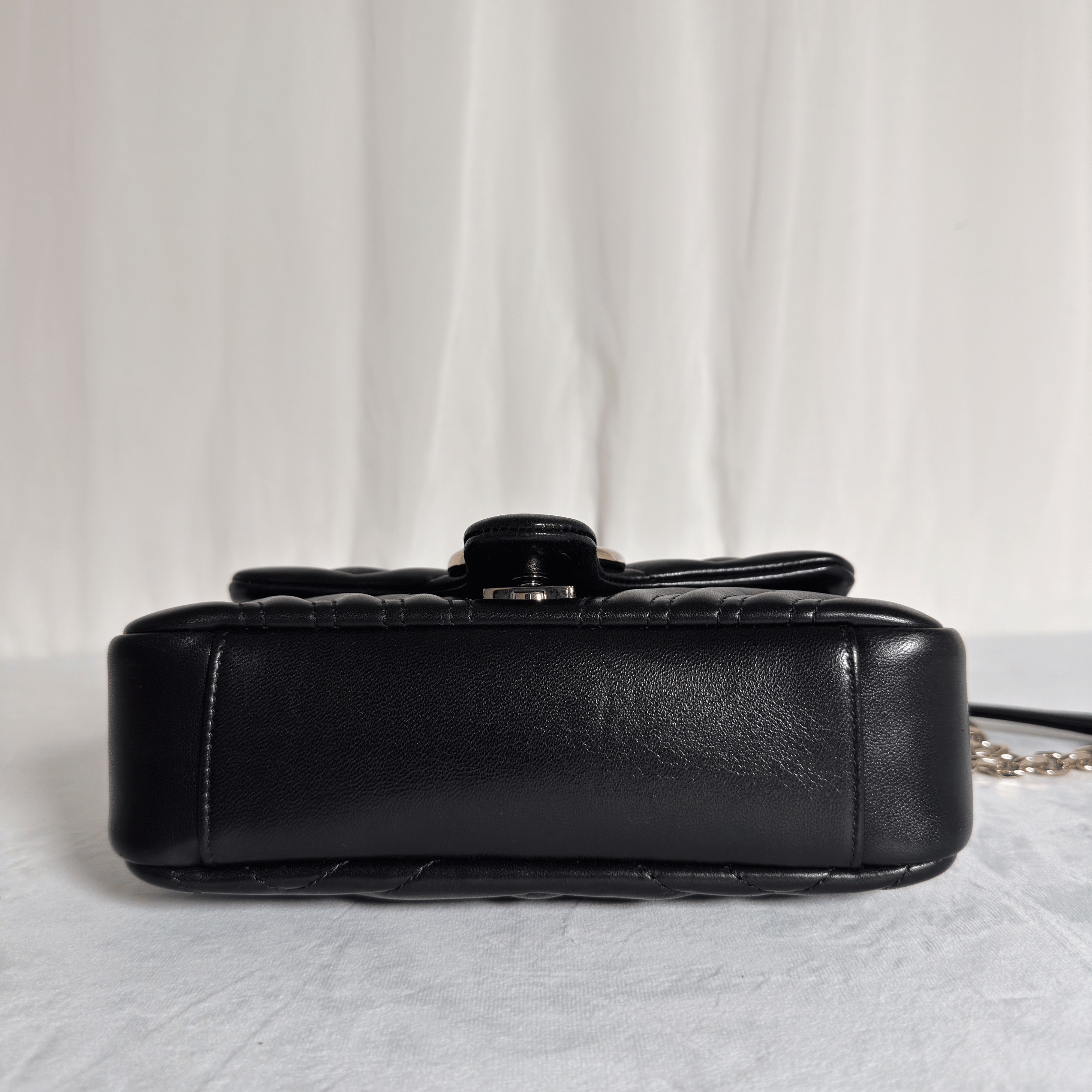 GUCCI - SAC GG MARMONT SMALL - CUIR MATELASSE CHEVRON NOIR - QUINCAILLERIE DOREE
