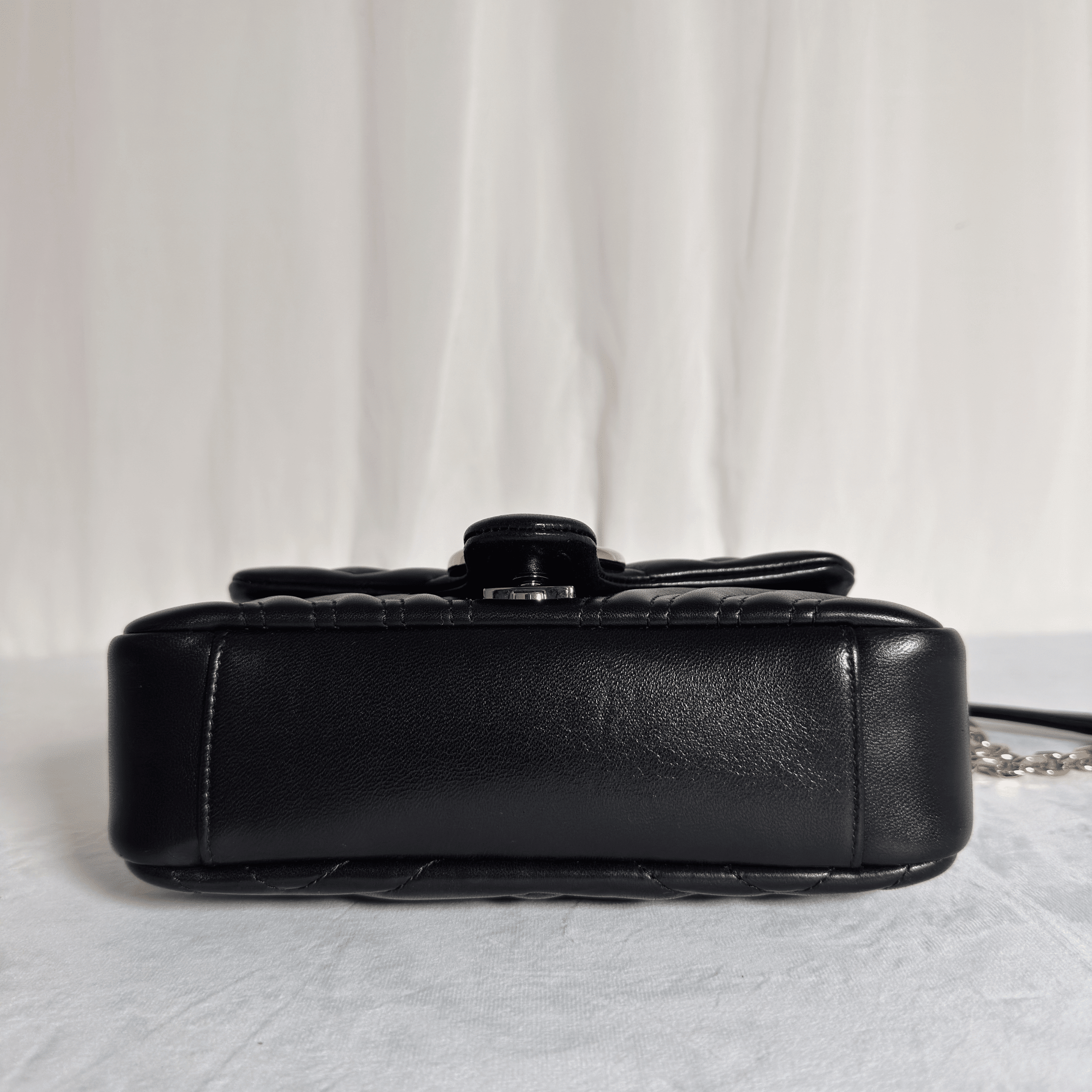 GUCCI - SAC GG MARMONT SMALL - CUIR MATELASSE CHEVRON NOIR - QUINCAILLERIE DOREE - La Belle Boutique