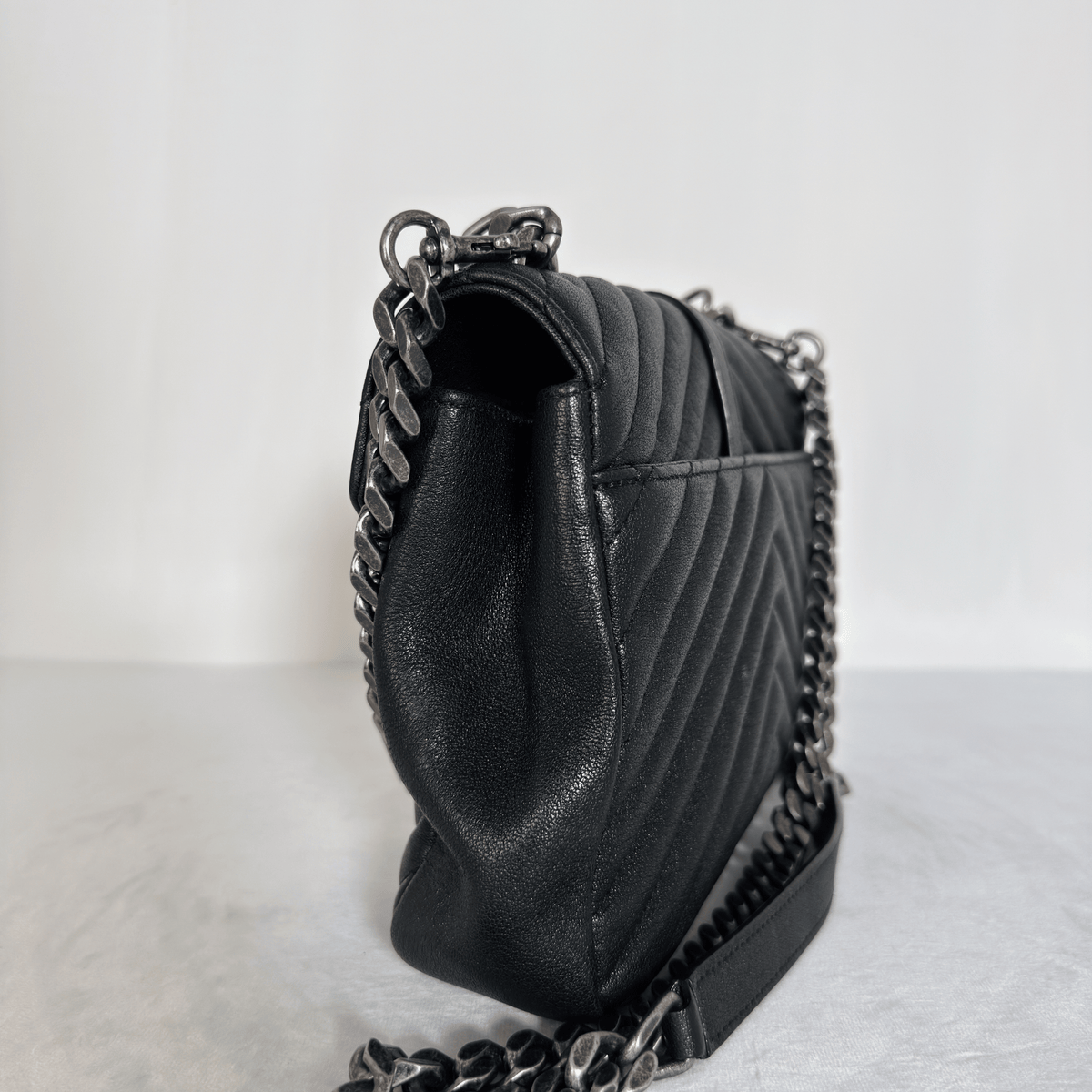 SAINT LAURENT - SAC COLLEGE MEDIUM - CUIR MATELASSE NOIR EFFET VIEILLI - QUINCAILLERIE ARGENT VIEILLI