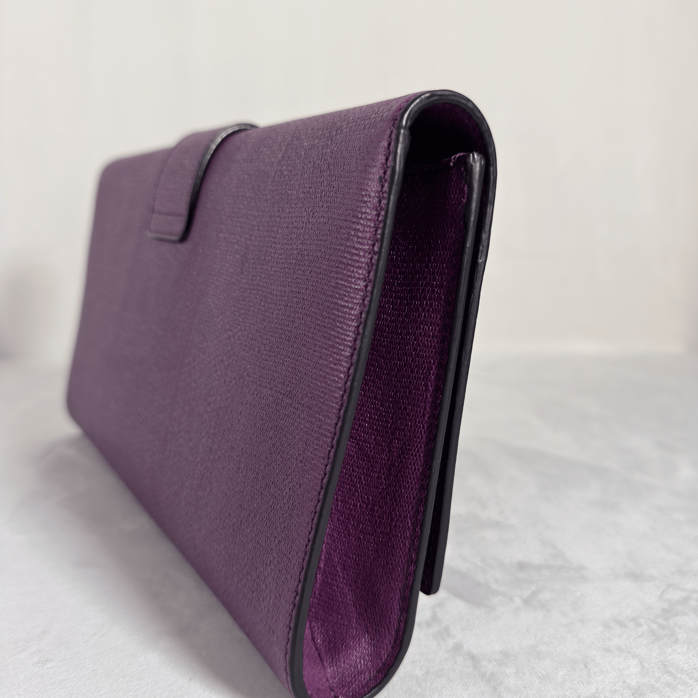POCHETTE CLUTCH YVES SAINT LAURENT CHYC LIGNE Y - CUIR TEXTURE VIOLET - La Belle Boutique