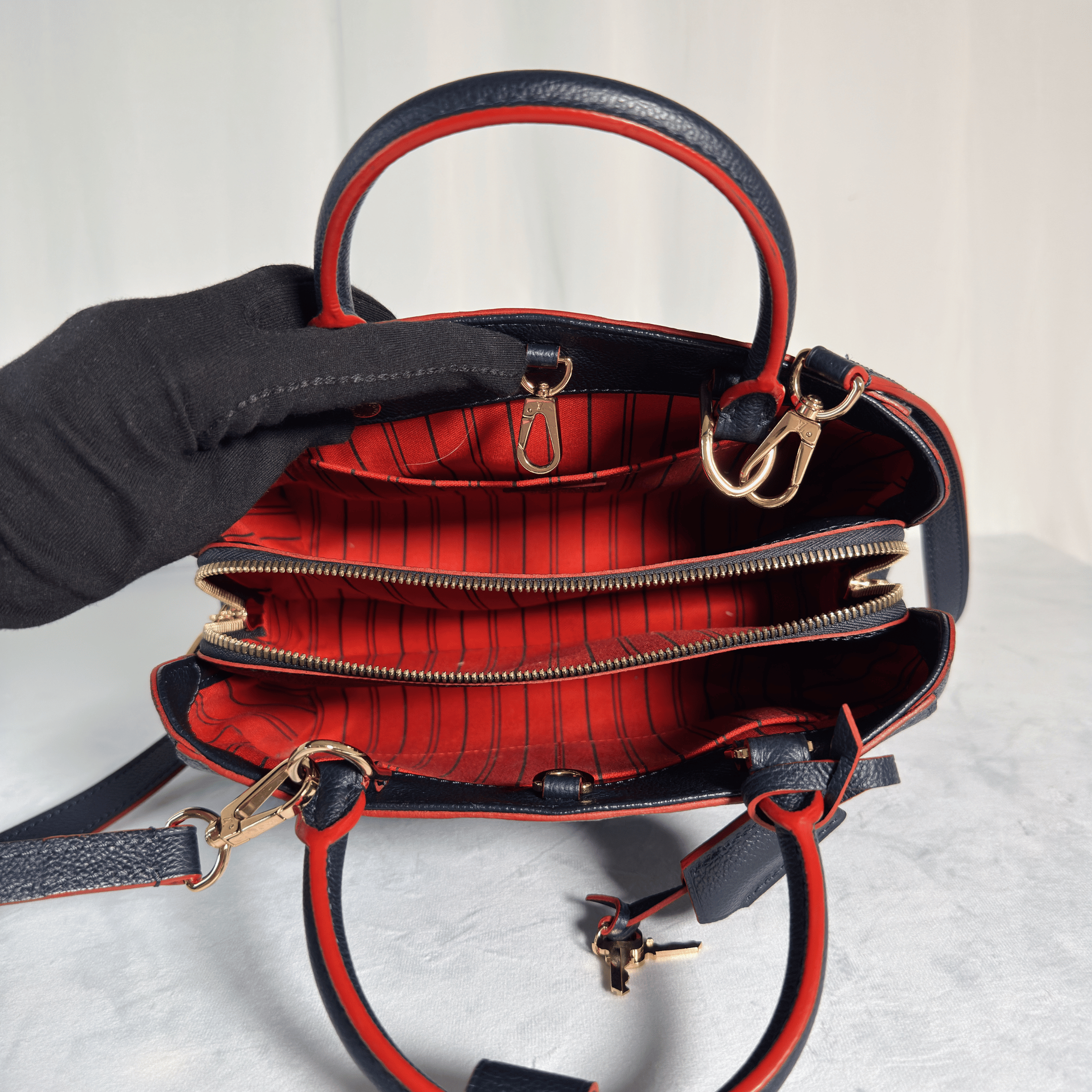 LOUIS VUITTON - SAC À MAIN MONTAIGNE BB - CUIR EMPREINTE MARINE - La Belle Boutique