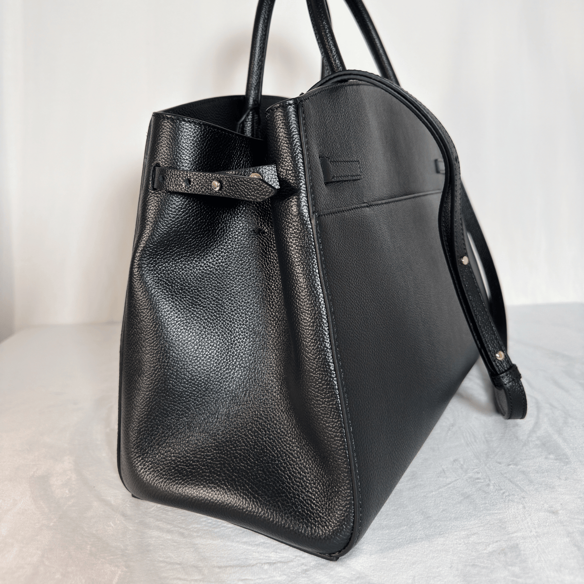 DEMELLIER - HUDSON - CUIR GRAINE NOIR - BANDOULIERE AMOVIBLE