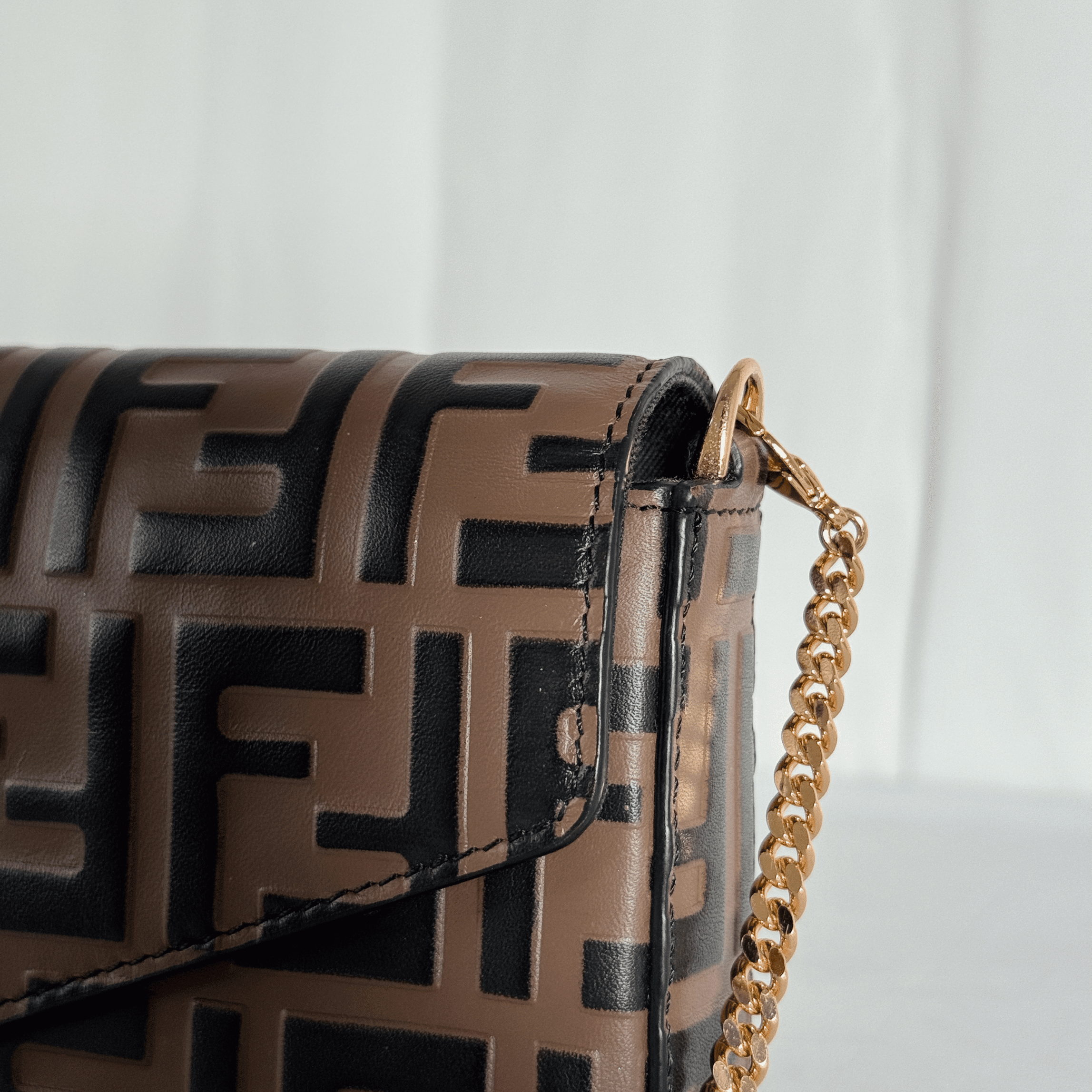 FENDI - POCHETTE WALLET ON CHAIN CUIR NAPPA EMBOSSÉ FF NOIR/TABAC - La Belle Boutique