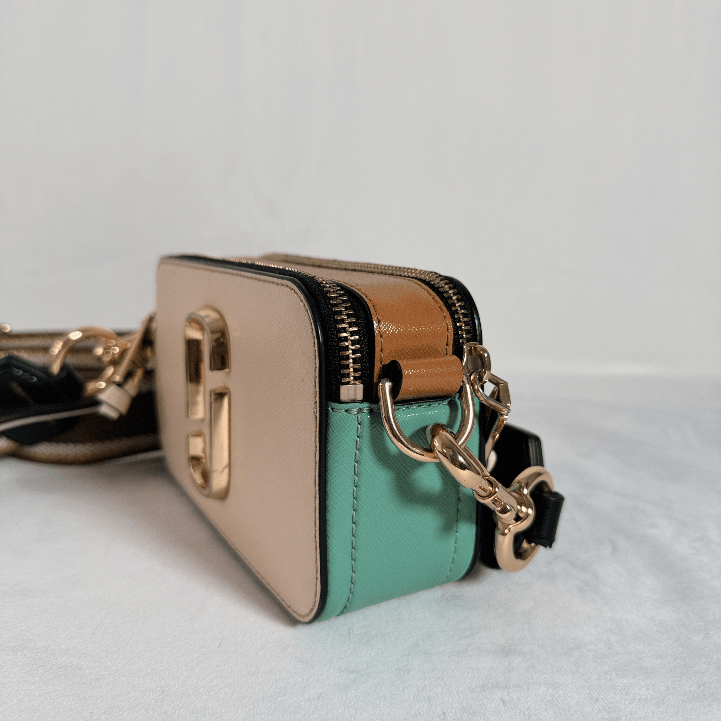 SAC MARC JACOBS THE SNAPSHOT – CUIR SAFFIANO TRICOLORE ROSE POUDRE/ VERT MENTHE / CAMEL - La Belle Boutique