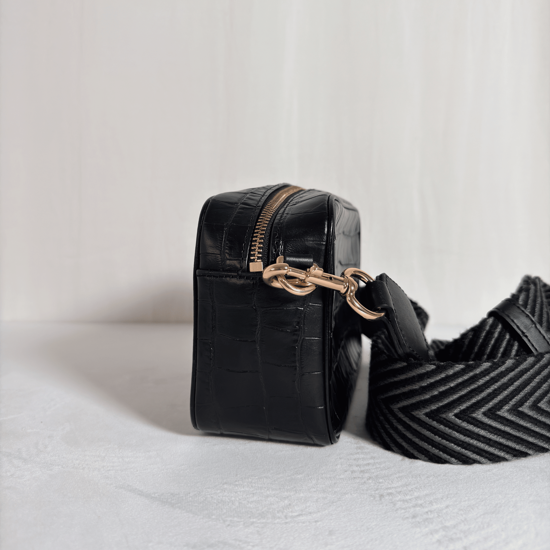 SAC BANDOULIERE MARC JACOBS THE FLASH - CUIR EMBOSSE CROCO NOIR/DORE - La Belle Boutique