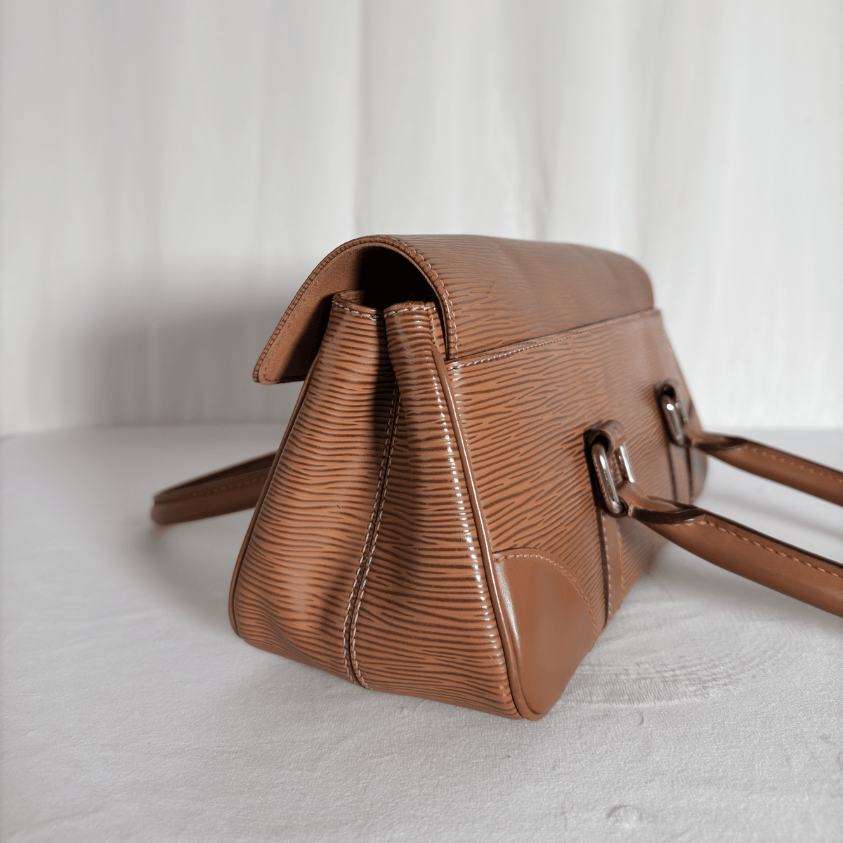 LOUIS VUITTON - SAC À MAIN SEGUR PM - CUIR ÉPI CANNELLE - La Belle Boutique