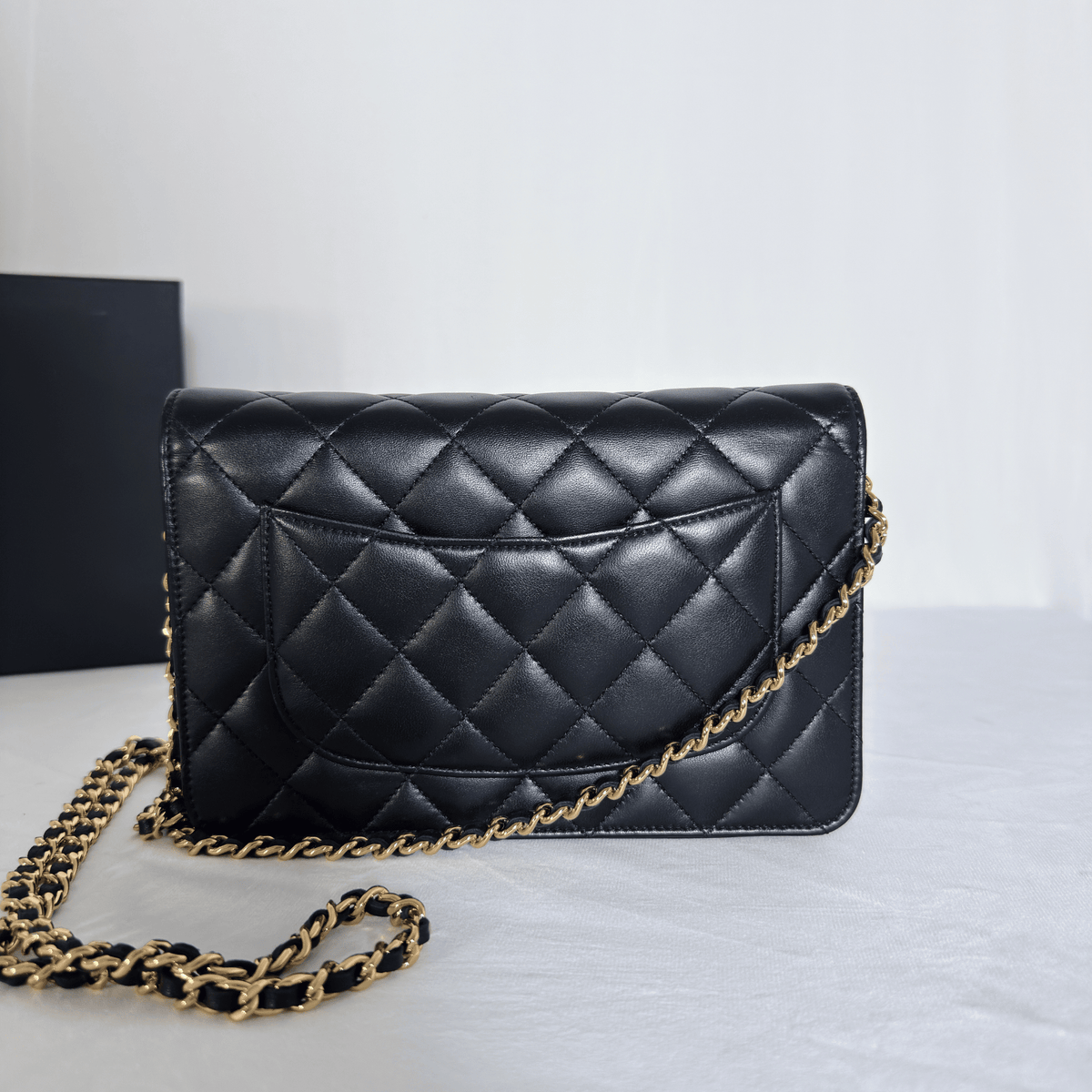 CHANEL - WALLET ON CHAIN CLASSIQUE - CUIR D'AGNEAU MATELASSÉ NOIR - La Belle Boutique