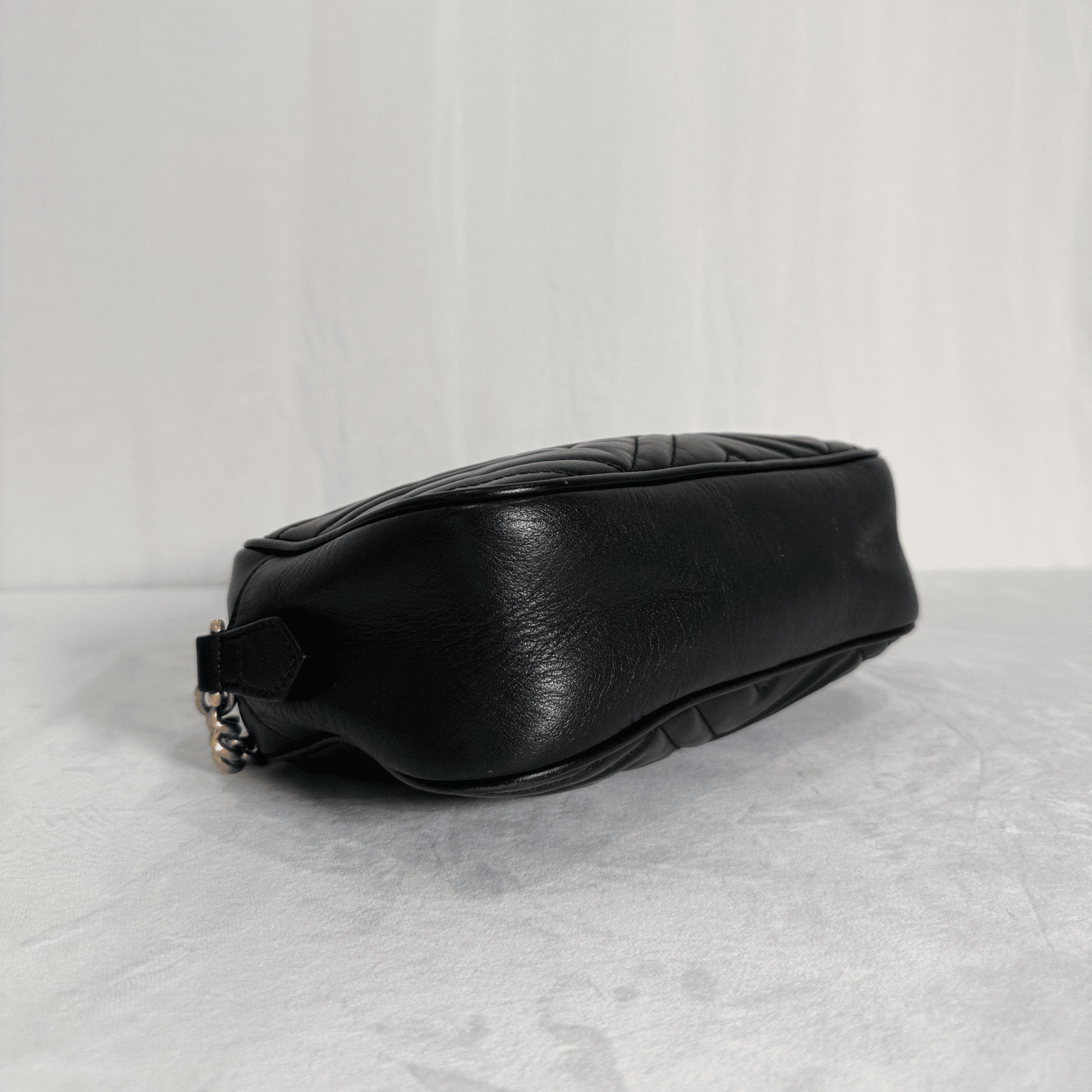 SAC GUCCI GG MARMONT CAMERA BAG SMALL EN CUIR MATELASSÉ NOIR - La Belle Boutique
