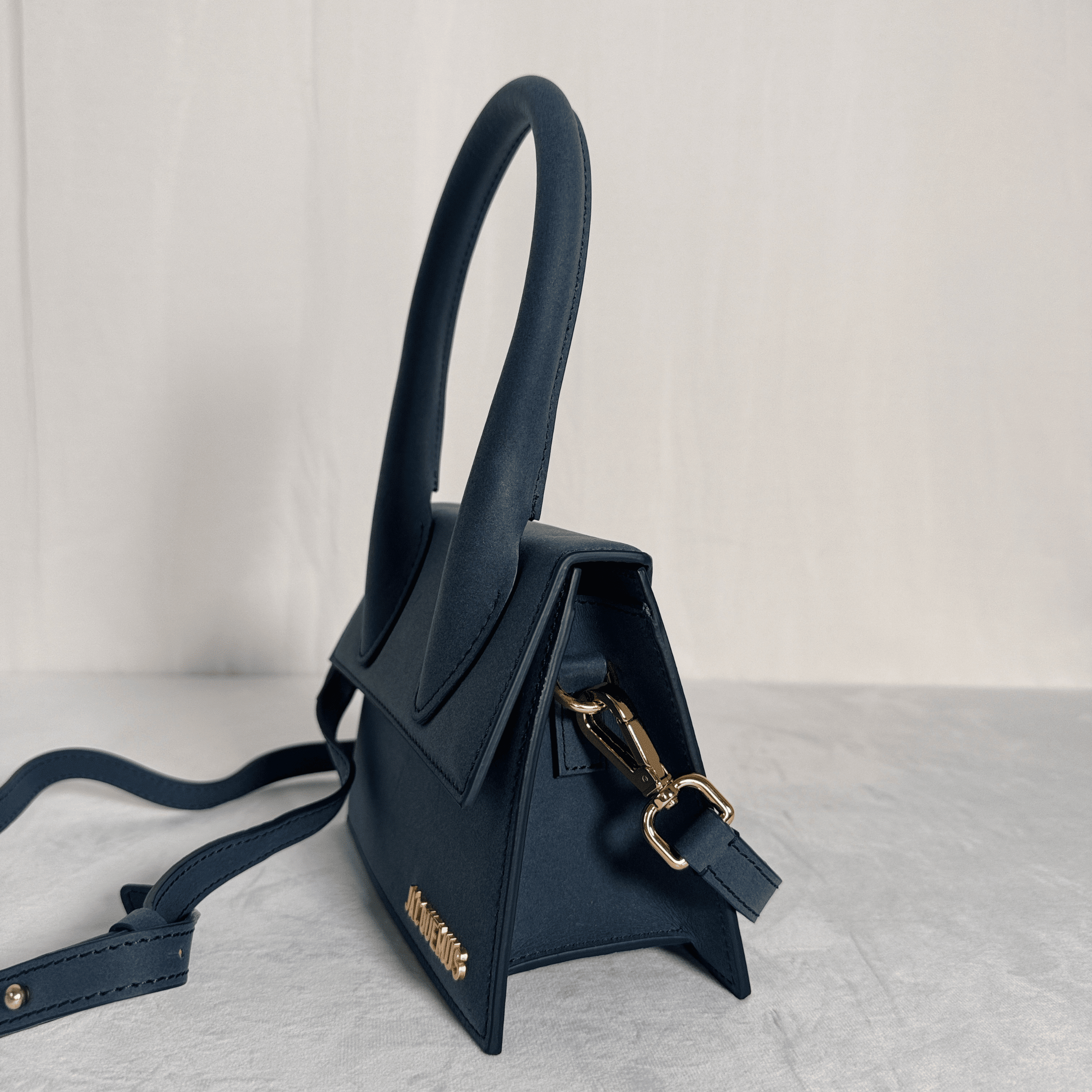SAC JACQUEMUS LE CHIQUITO MOYEN EN CUIR LISSE BLEU MARINE - La Belle Boutique