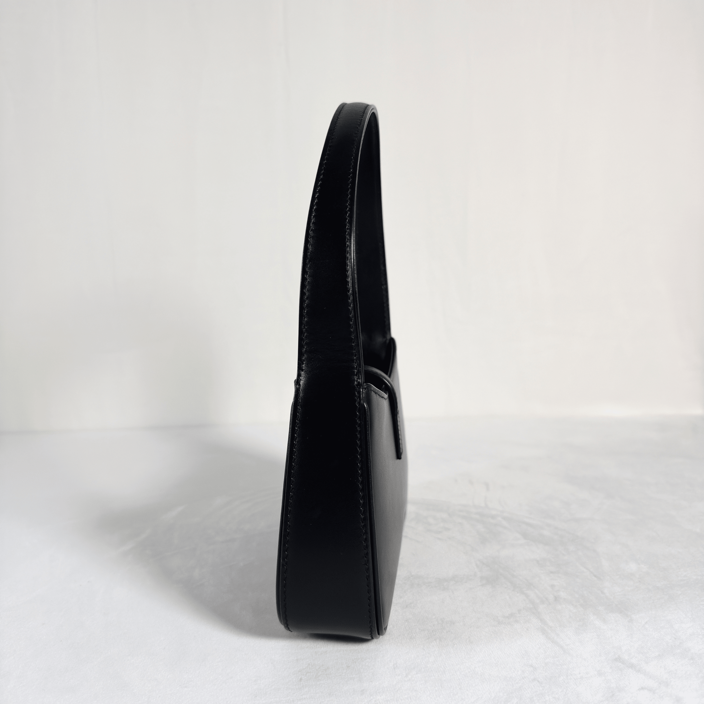 SAC A MAIN SAINT LAURENT LE 5 A 7 MINI - CUIR LISSE NOIR, CASSANDRE DOREE - La Belle Boutique