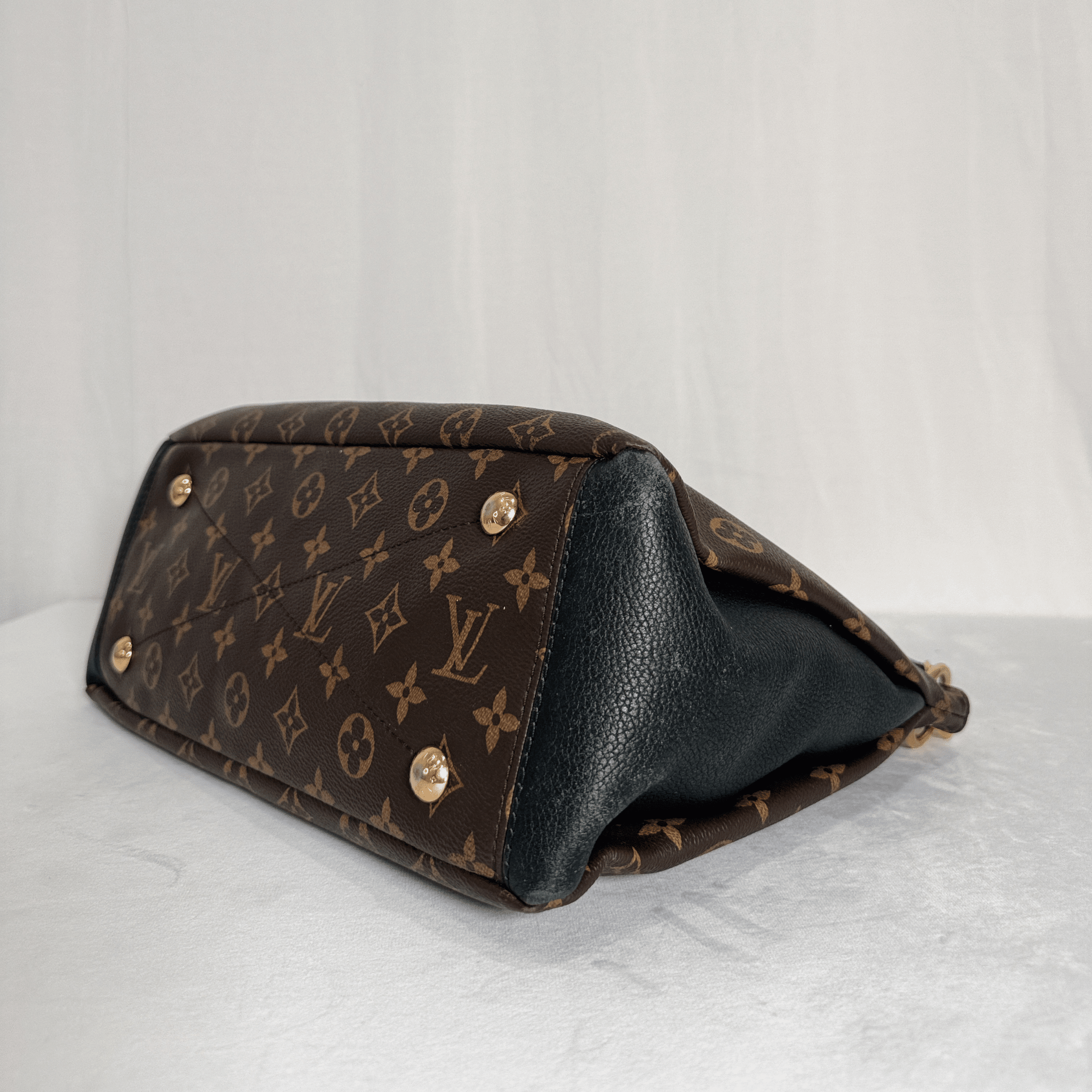 SAC LOUIS VUITTON PALLAS MM EN TOILE MONOGRAMME ET CUIR NOIR - La Belle Boutique
