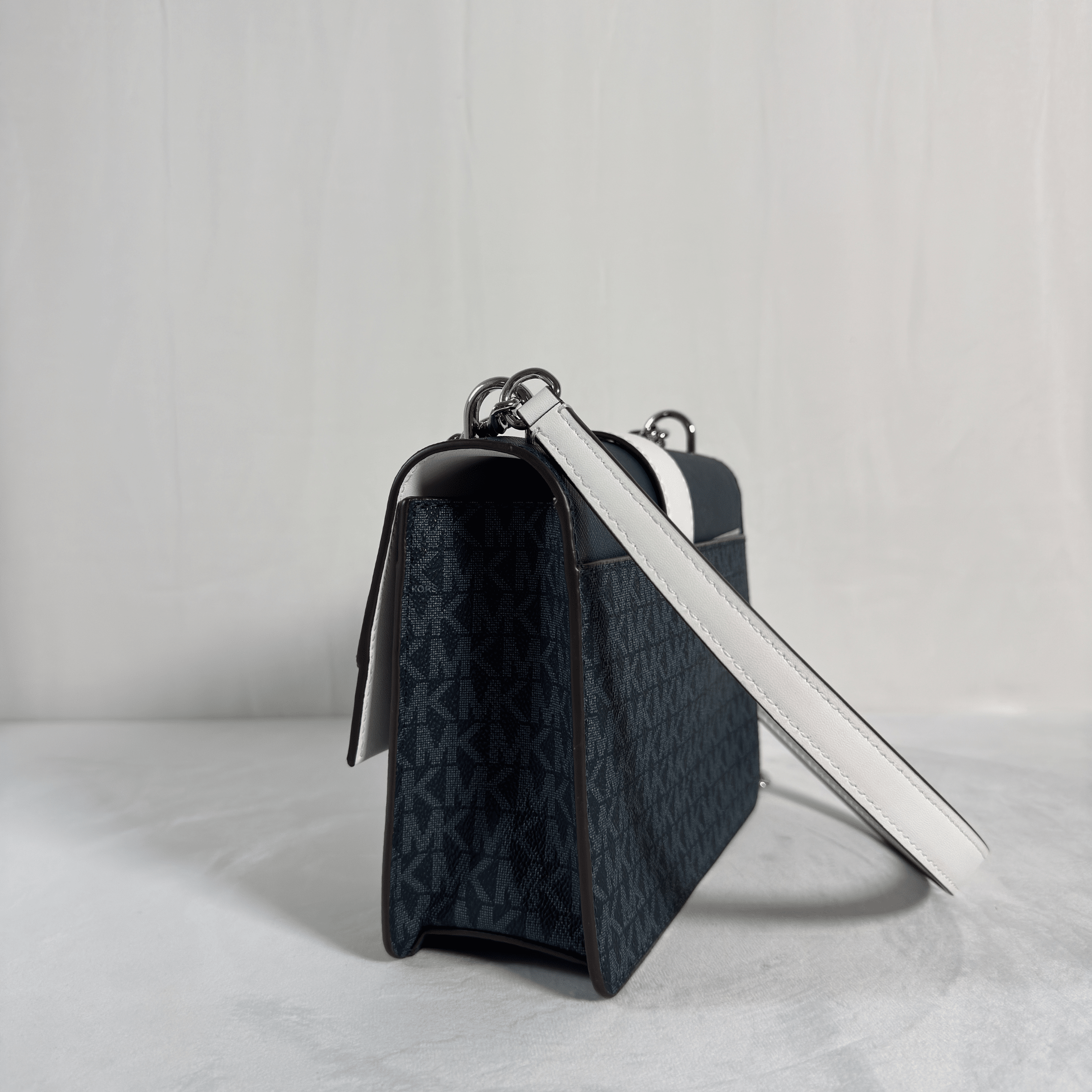 SAC BANDOULIERE MICHAEL KORS GREENWICH SMALL - TOILE NAVY/BLANC - La Belle Boutique