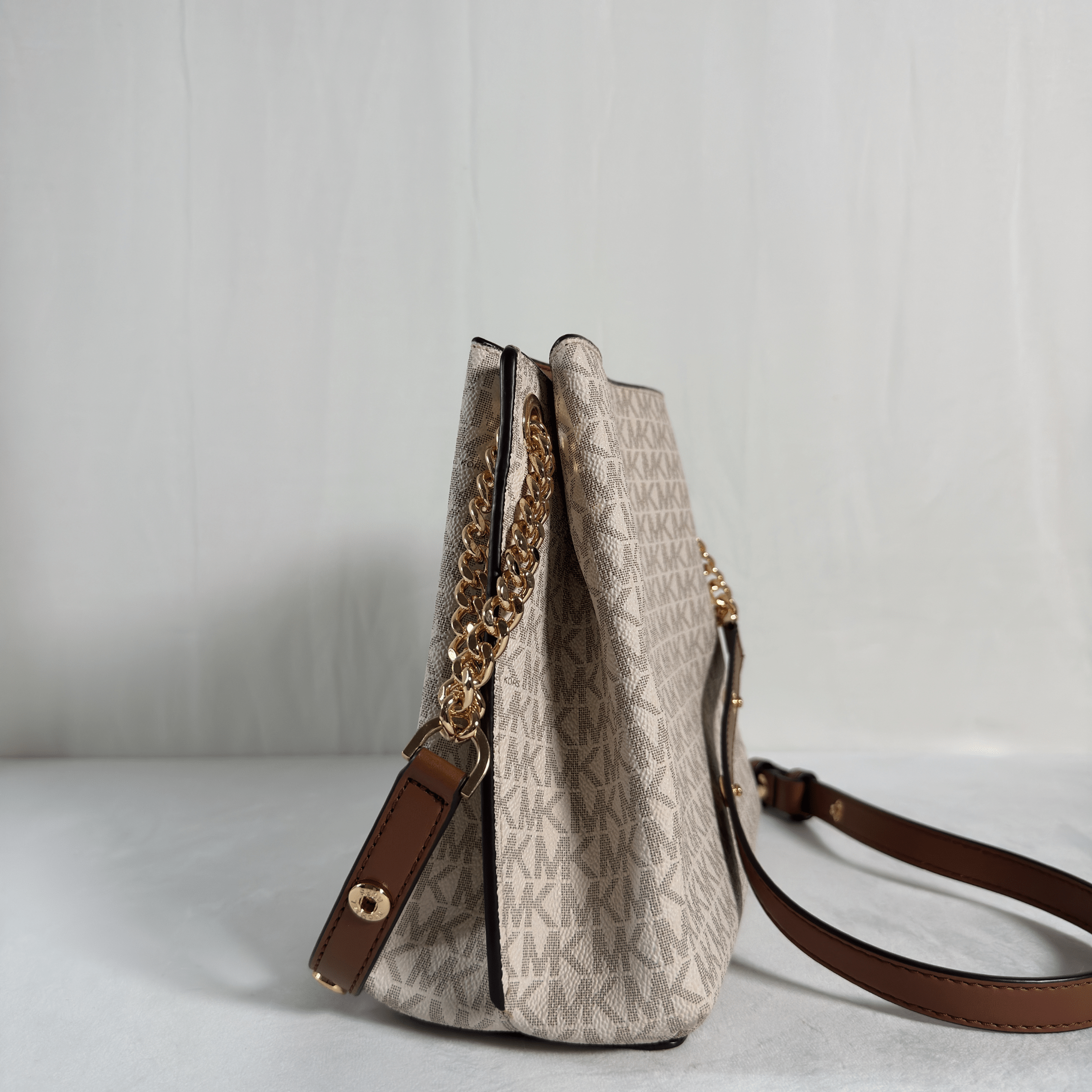 SAC BANDOULIERE MICHAEL JORS TEAGEN S - TOILE SIGNATURE MK BLANC/MARRON - La Belle Boutique