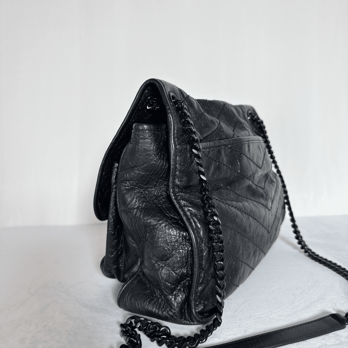 SAINT LAURENT - NIKI MEDIUM - CUIR VIEILLI NOIR - BIJOUTERIE ALL BLACK - La Belle Boutique