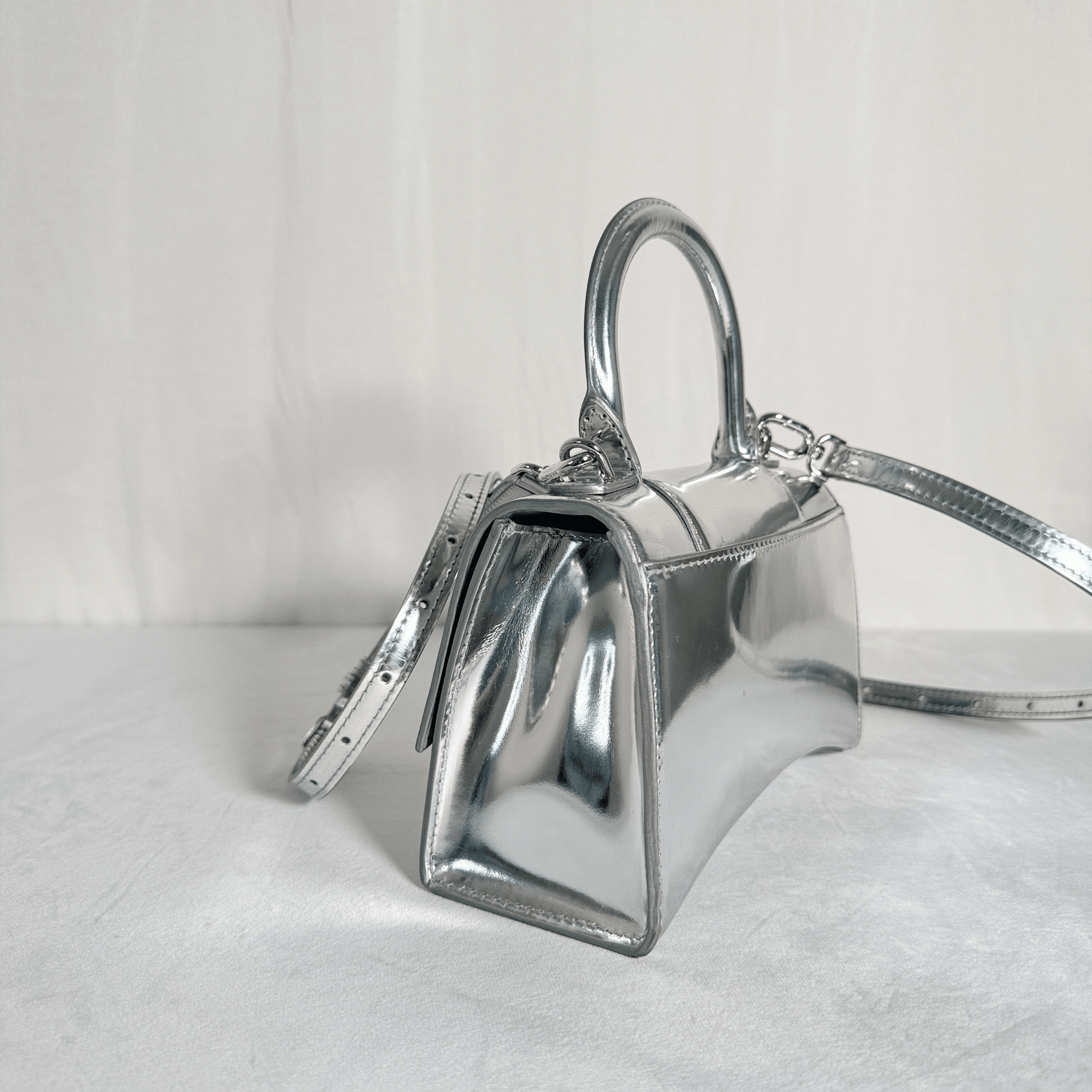 SAC BALENCIAGA HOURGLASS XS EN CUIR DE VEAU EFFET MIROIR ARGENTÉ - La Belle Boutique
