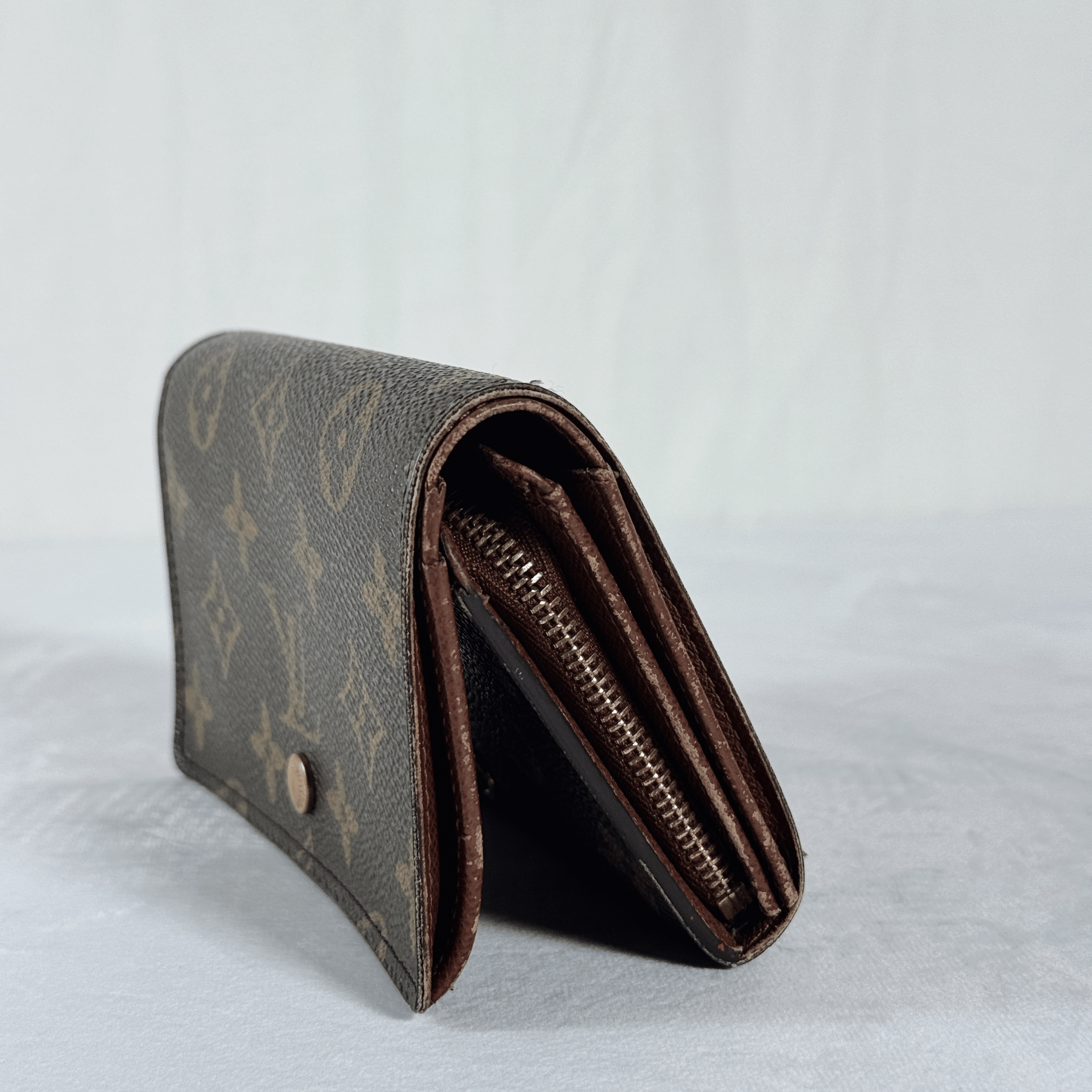 PORTEFEUILLE COMPACT ZIPPE TRESOR LOUIS VUITTON - TOILE MONOGRAMME VINTAGE - La Belle Boutique