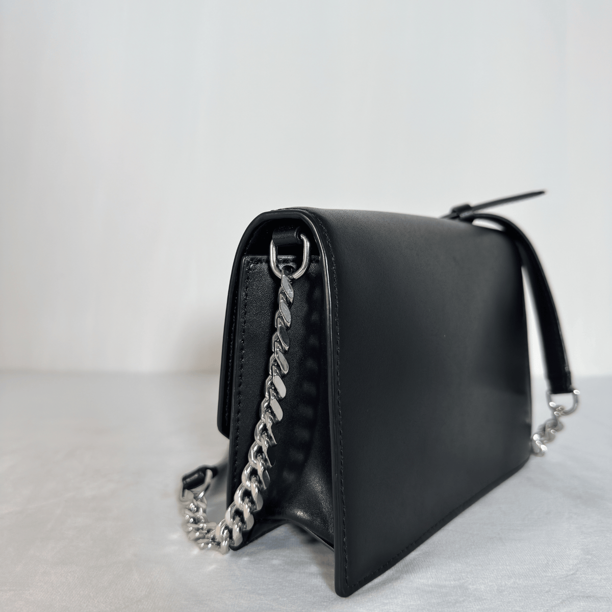 KARL LAGERFELD - SAC BANDOULIERE - CUIR LISSE NOIR - LOGO KARL PAILLETE