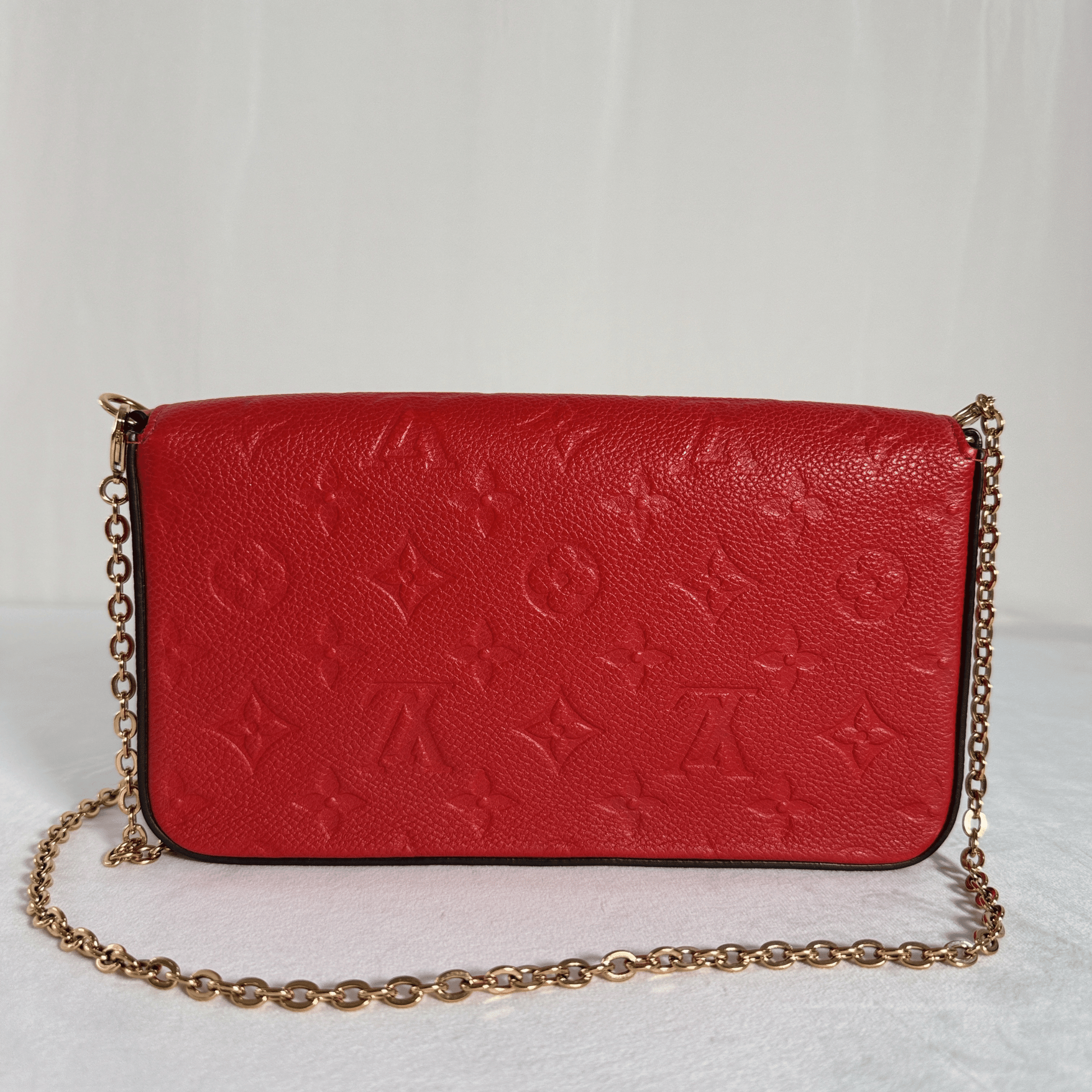POCHETTE LOUIS VUITTON FELICIE – CUIR EMPREINTE ROUGE - La Belle Boutique