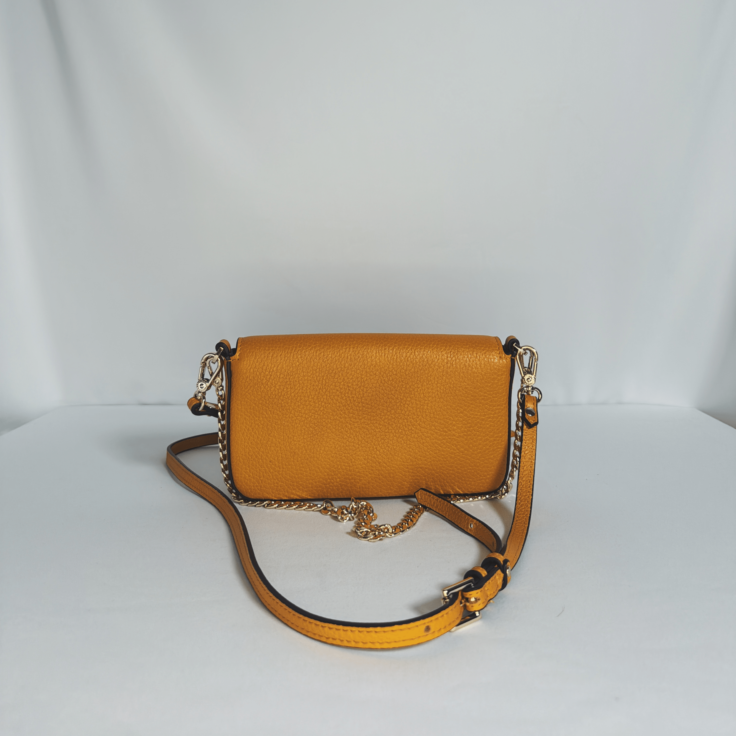 Sac pochette Pourchet Le Club safran en cuir grainé - La Belle Boutique