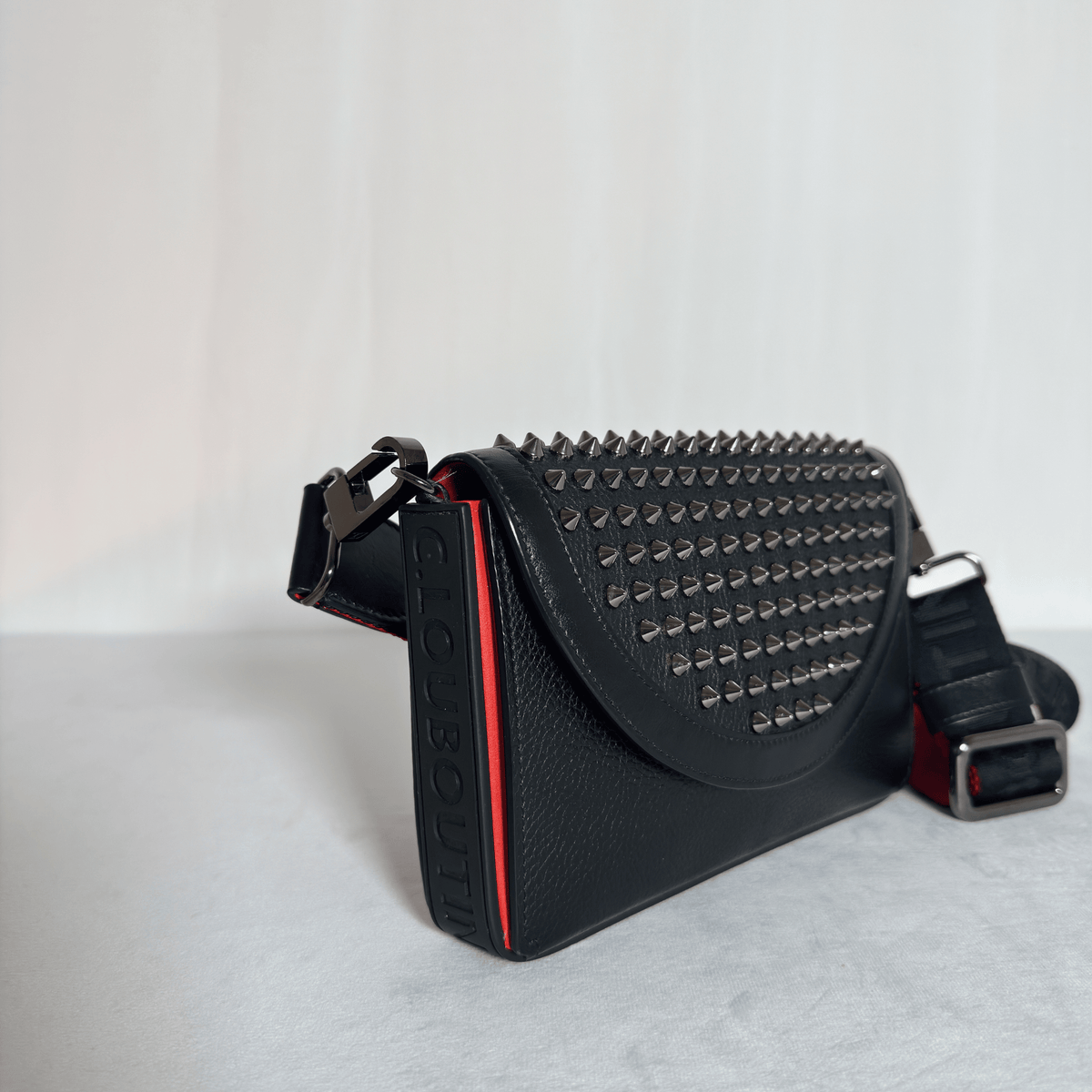 CHRISTIAN LOUBOUTIN - WALLET ON CHAIN EXPLORAFUNK - CUIR GRAINÉ NOIR ET SPIKES
