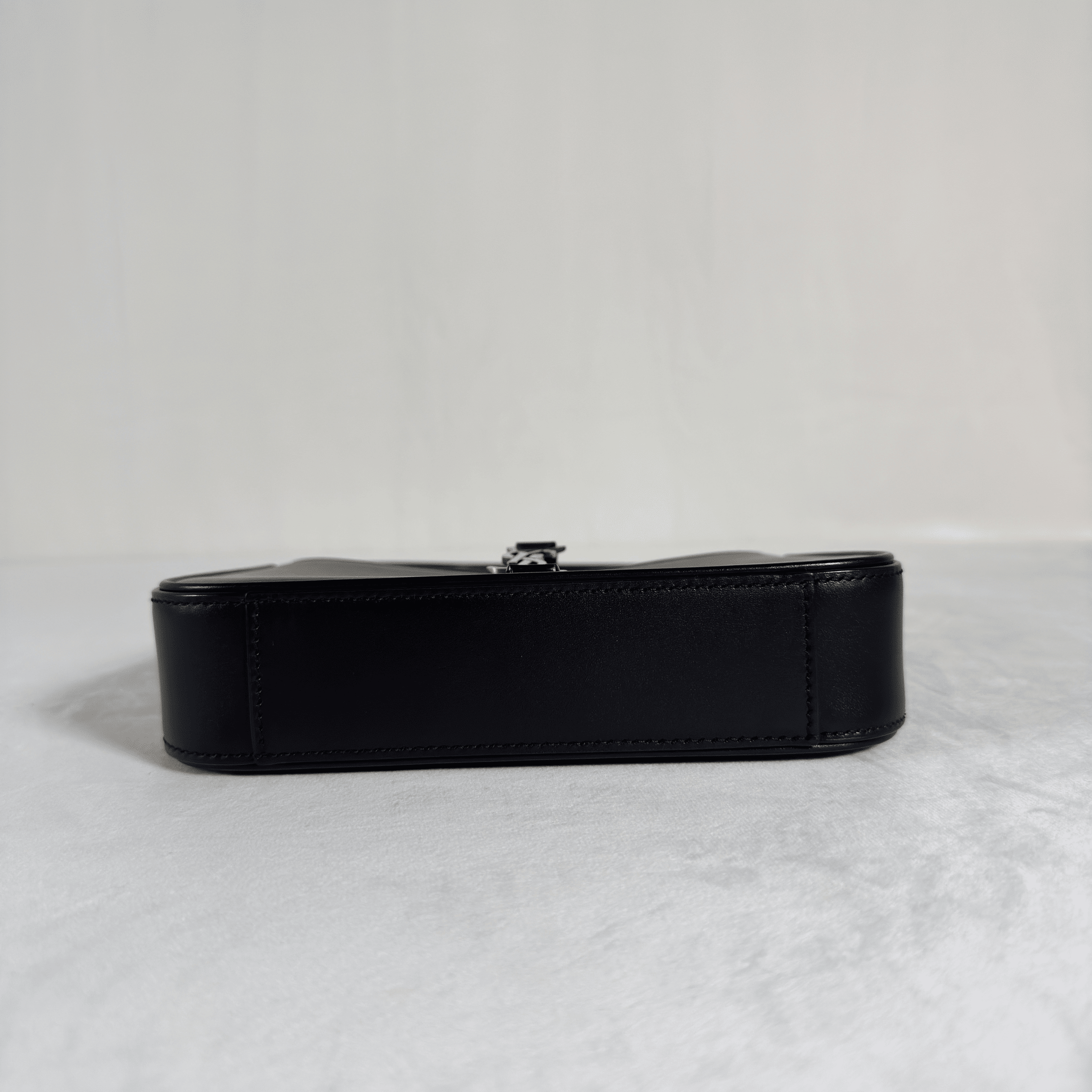 SAC A MAIN SAINT LAURENT LE 5 A 7 MINI - CUIR LISSE NOIR, CASSANDRE DOREE - La Belle Boutique