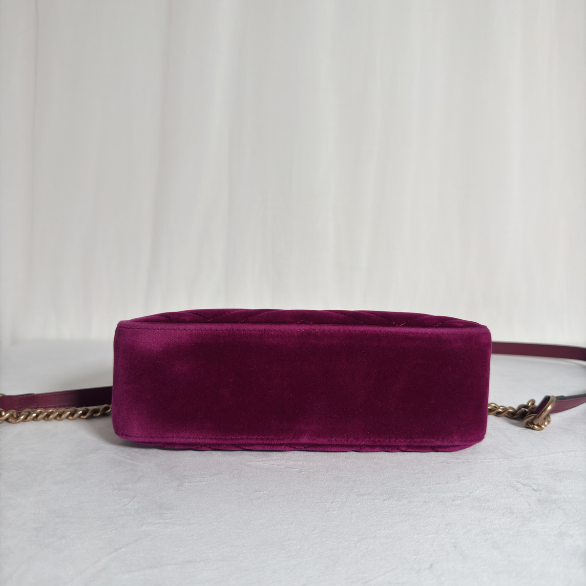 GUCCI - GG MARMONT CAMERA SMALL - VELOURS MATELASSÉ FUCHSIA